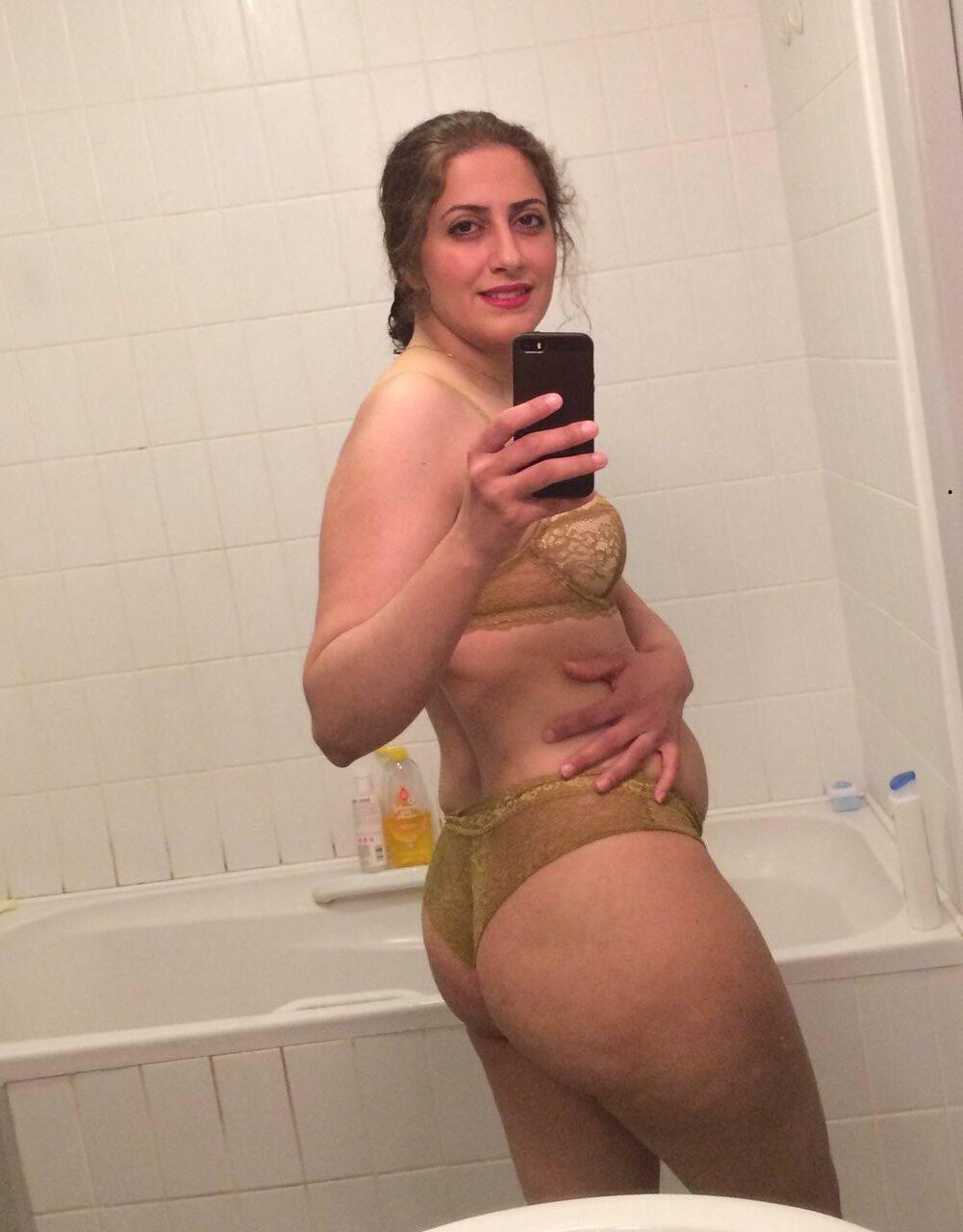 セクシーなイランの妻ミルフ・ラナ