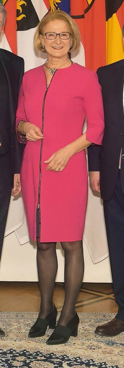 Йоханна Микл Лейтнер Зейгт IHRE Geilen Beine в Schwarzen Nylons