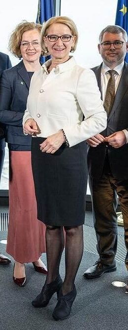 Йоханна Микл Лейтнер Зейгт IHRE Geilen Beine в Schwarzen Nylons