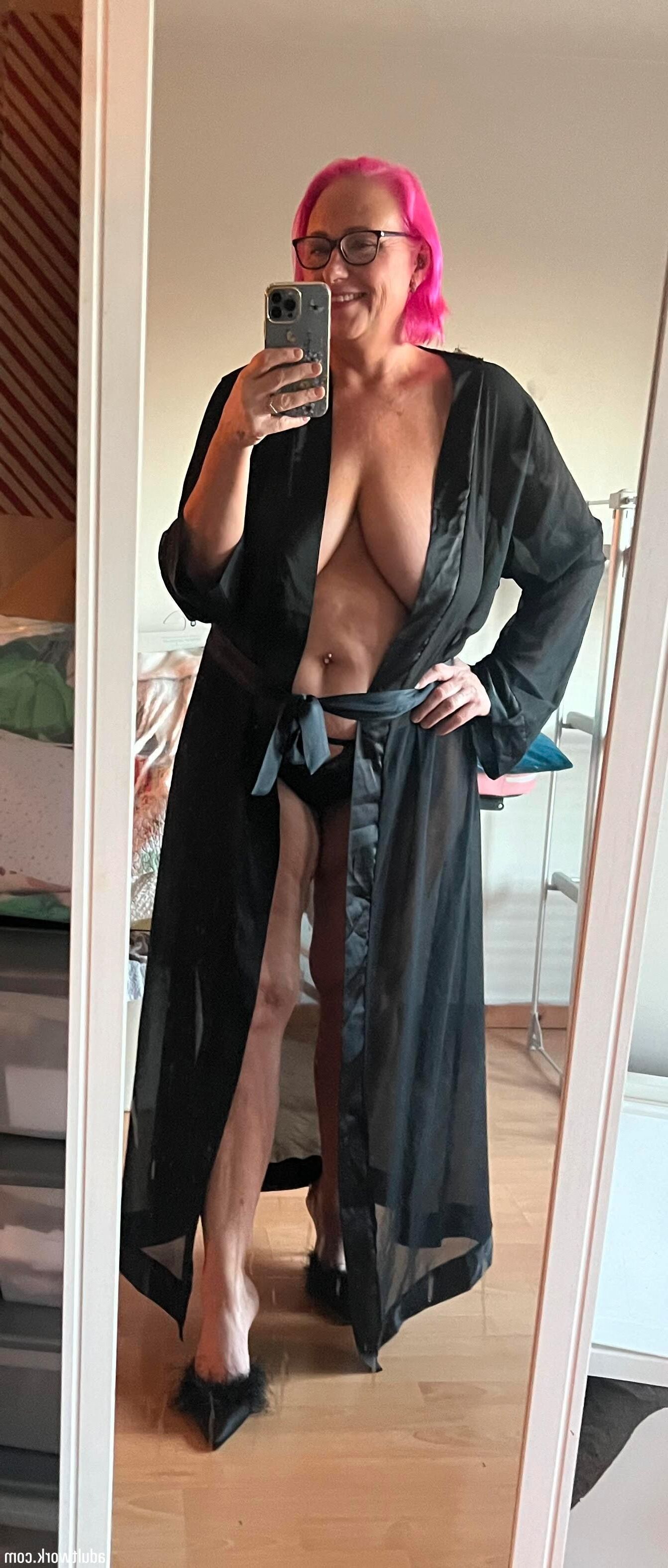 Curvy Cougar 
