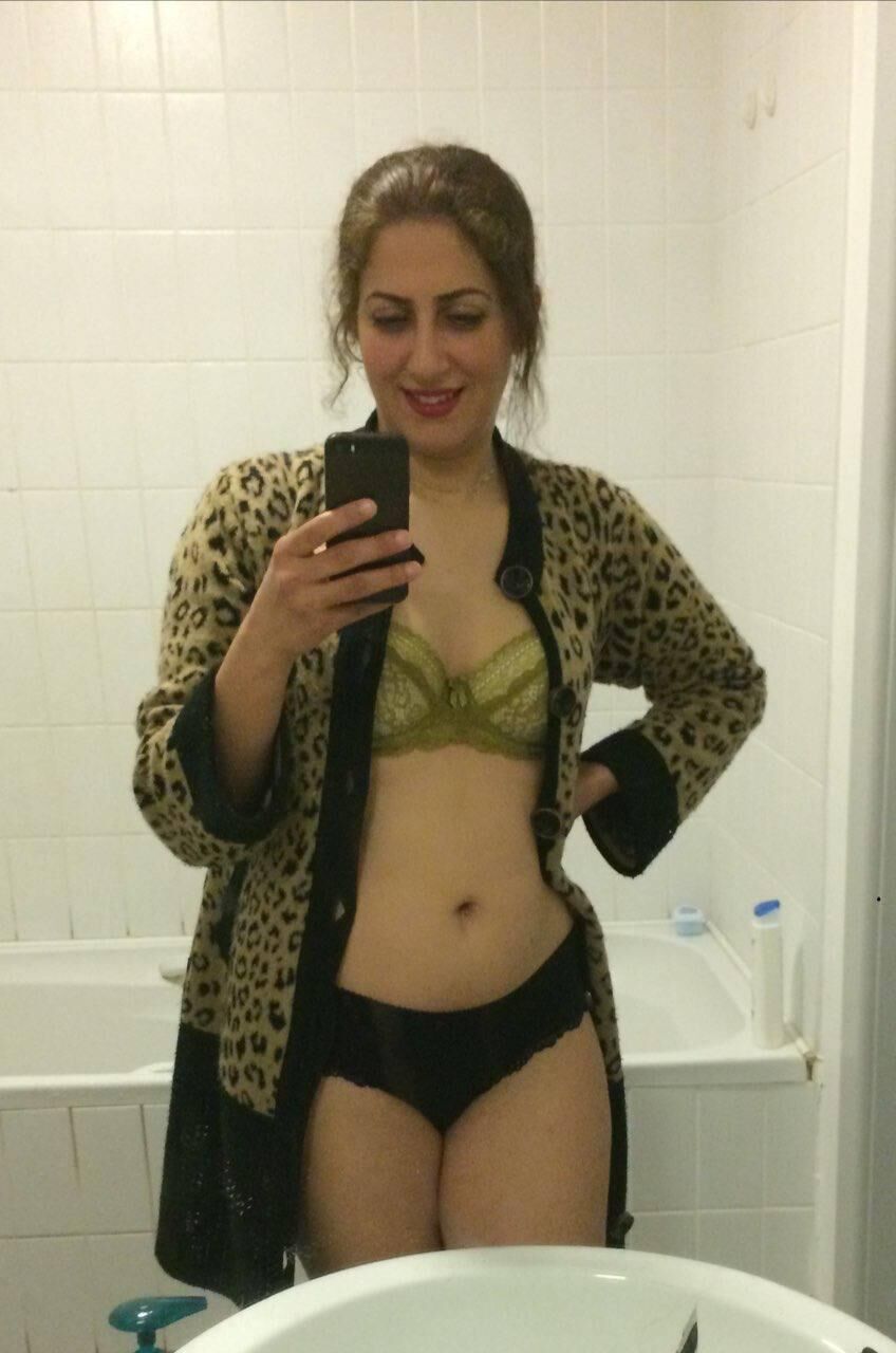 セクシーなイランの妻ミルフ・ラナ