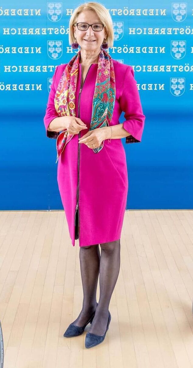 Йоханна Микл Лейтнер Зейгт IHRE Geilen Beine в Schwarzen Nylons