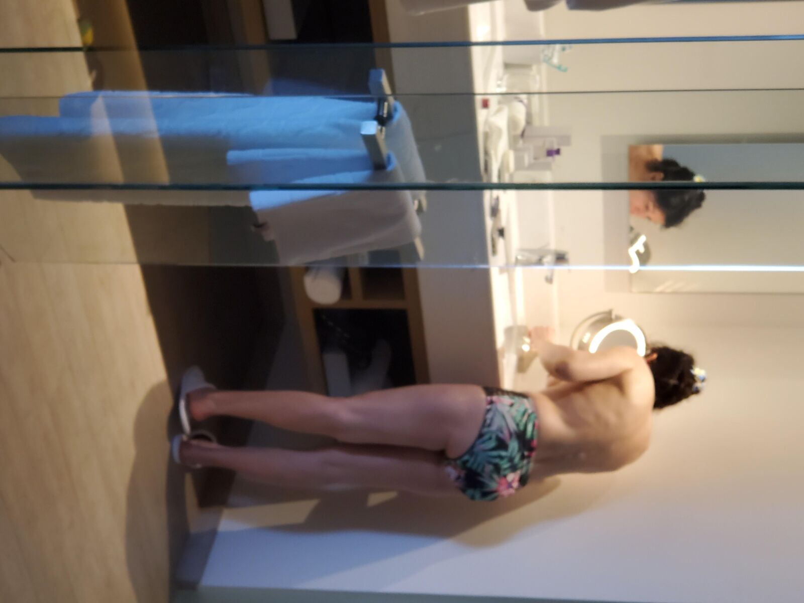 Voyeur Glimpses of the Unaware Epicurean Wife