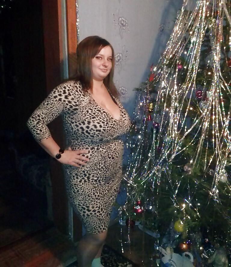 . Women fully dressed. No nudes!