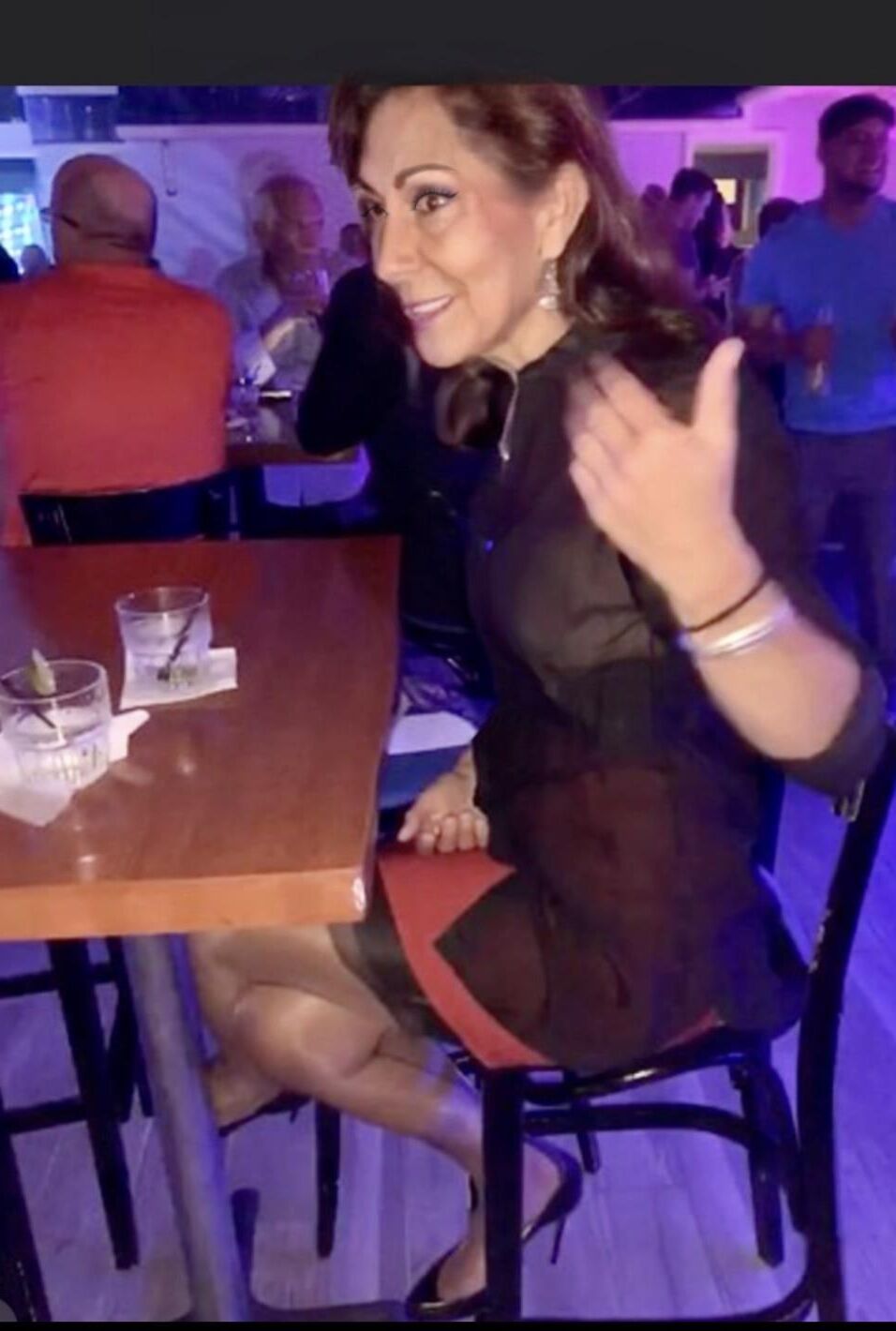 Frau blinkende Strumpfhöfe und Titten in der örtlichen Lounge