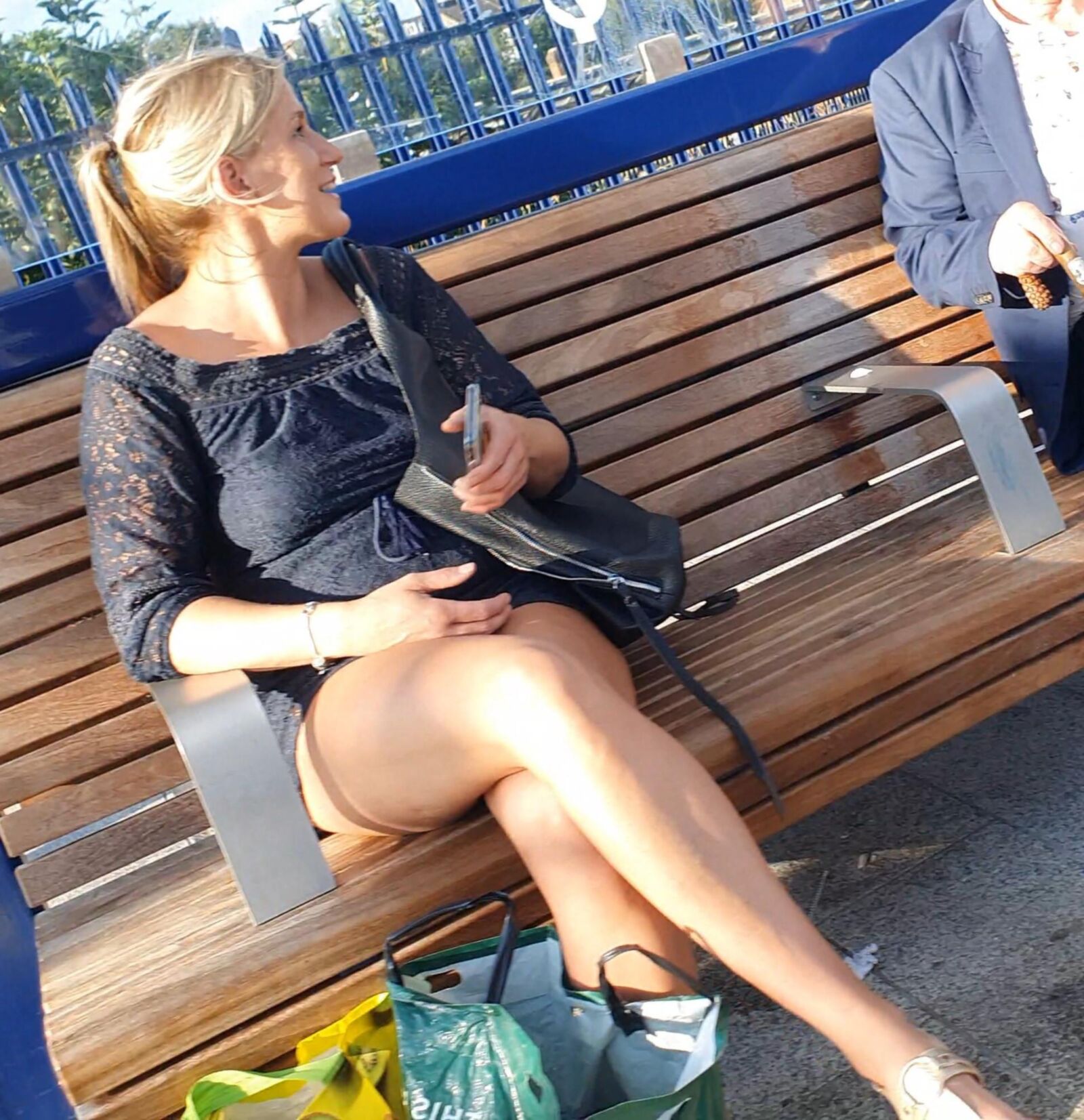 [Sincero] rubio milf hace alarde de piernas largas