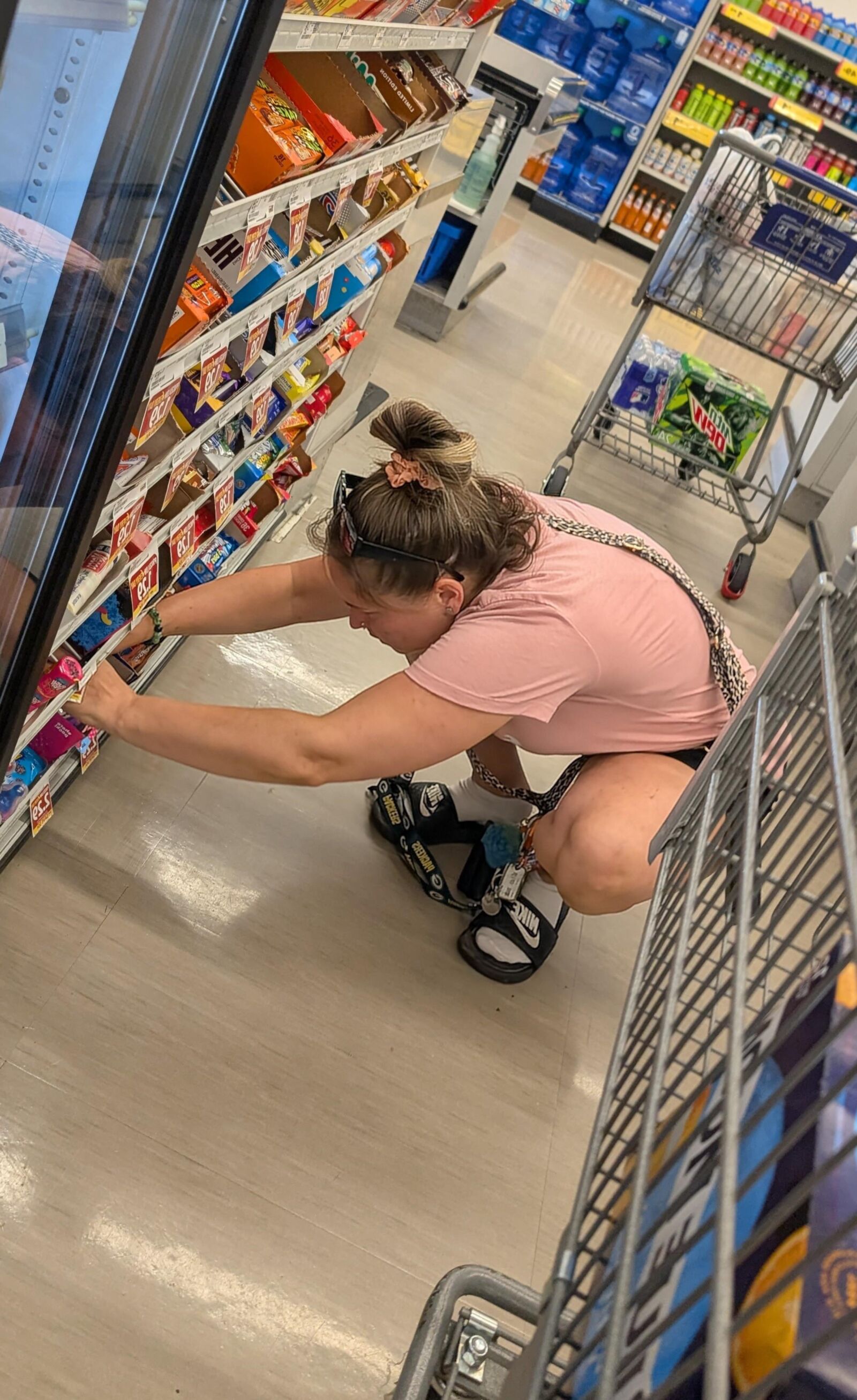 Awesome legs milf shopper