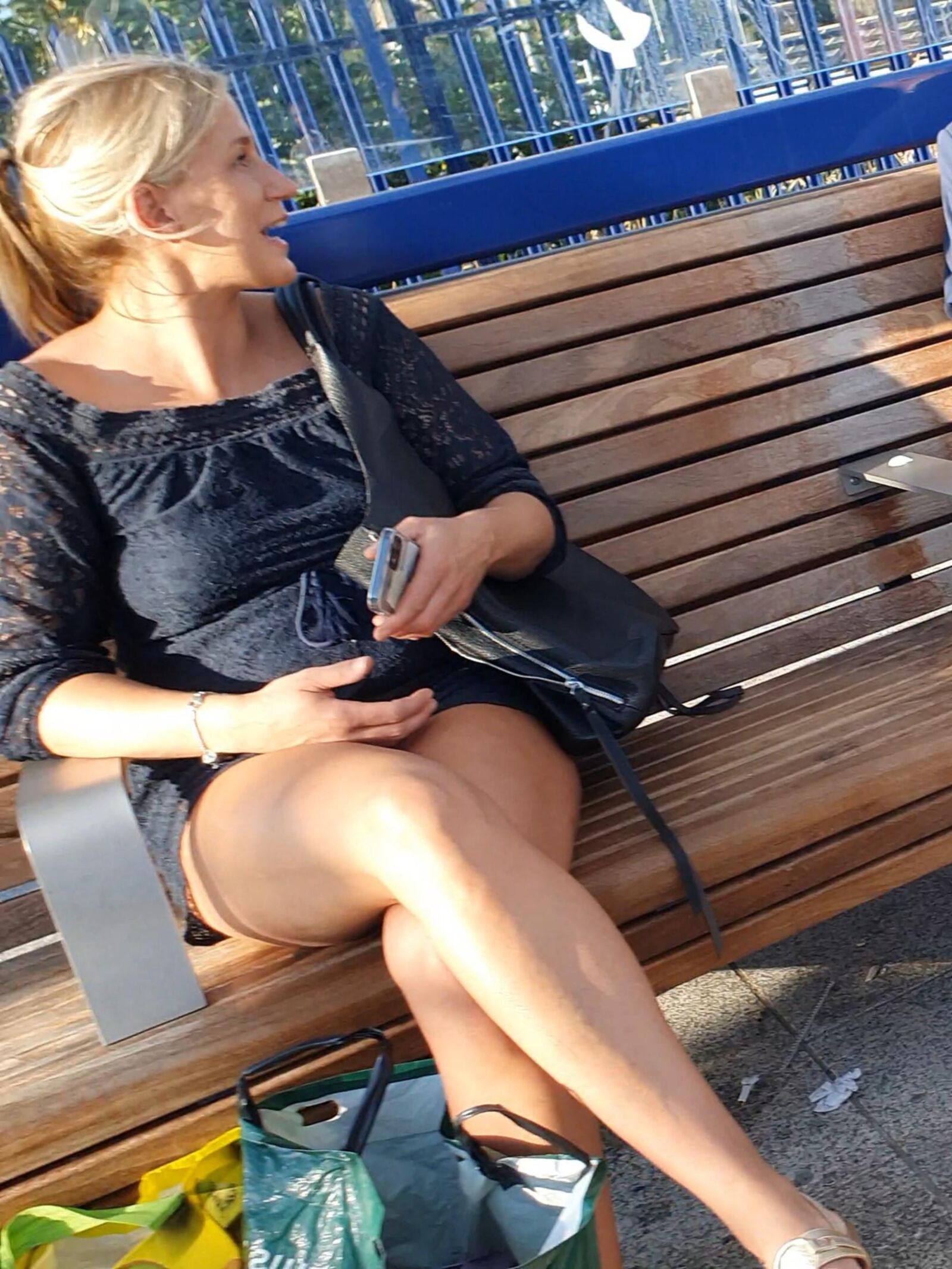 [Sincero] rubio milf hace alarde de piernas largas