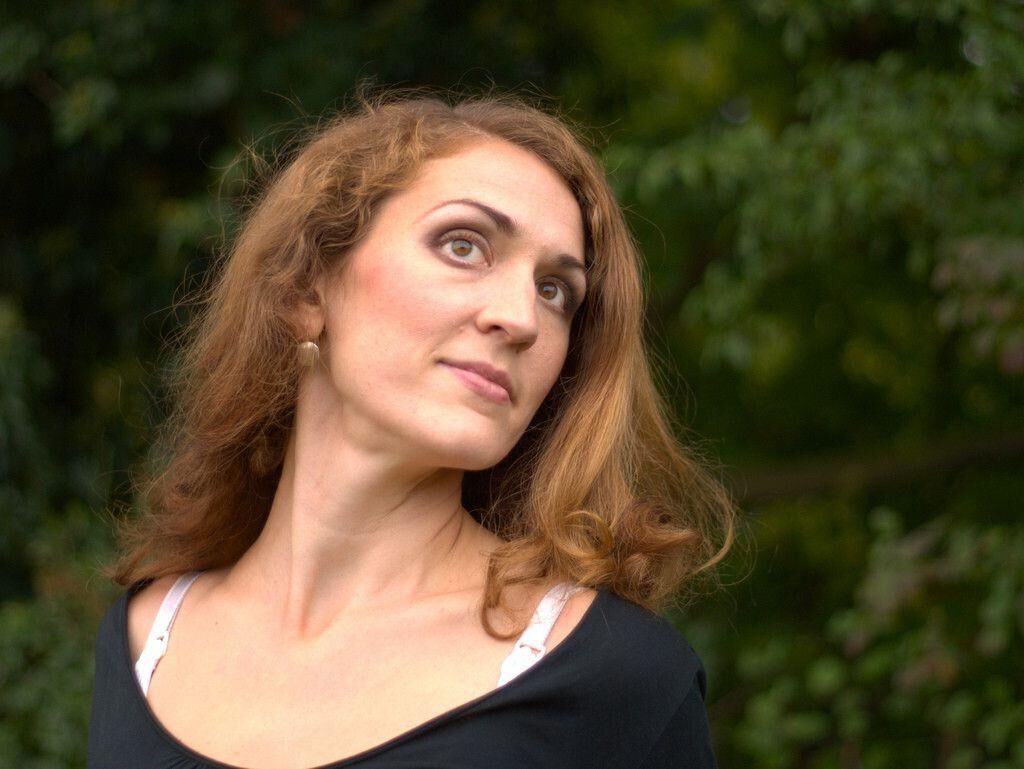 sleek German wife Ismene
