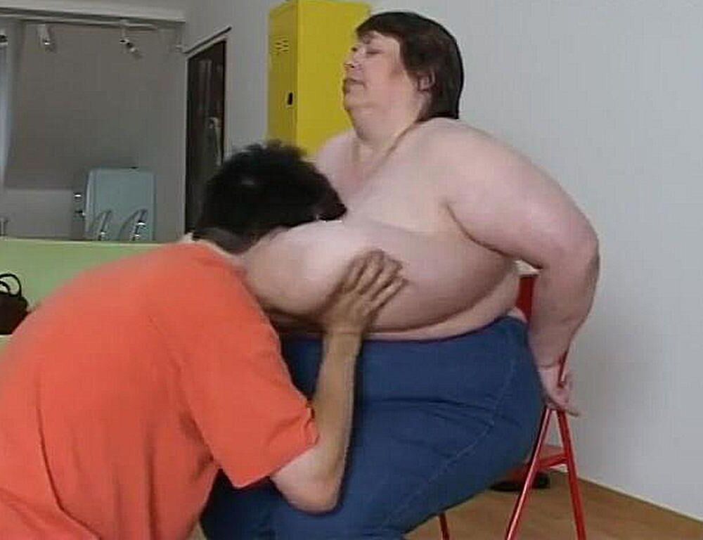 BOY ENJOYING A MATURE LADY\'S HUGE BOSOMS