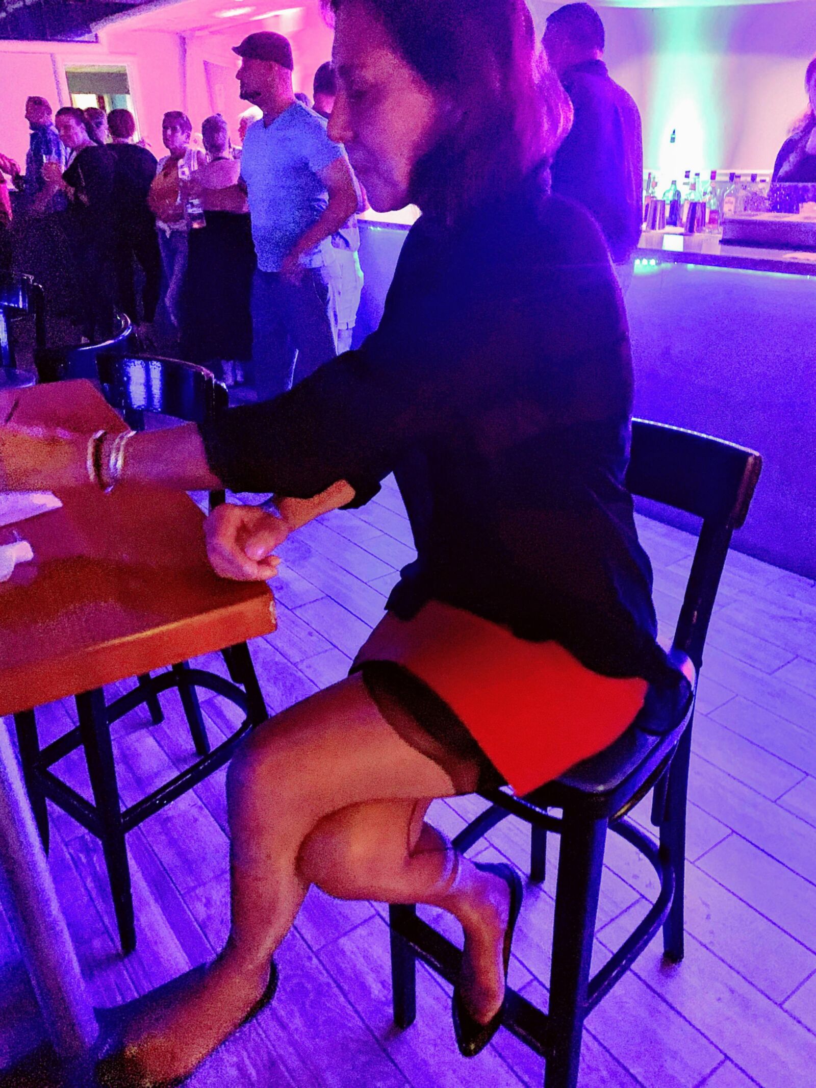 Frau blinkende Strumpfhöfe und Titten in der örtlichen Lounge