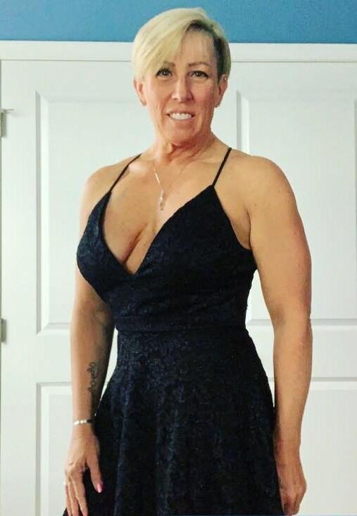 Sexy madura en los vestidos