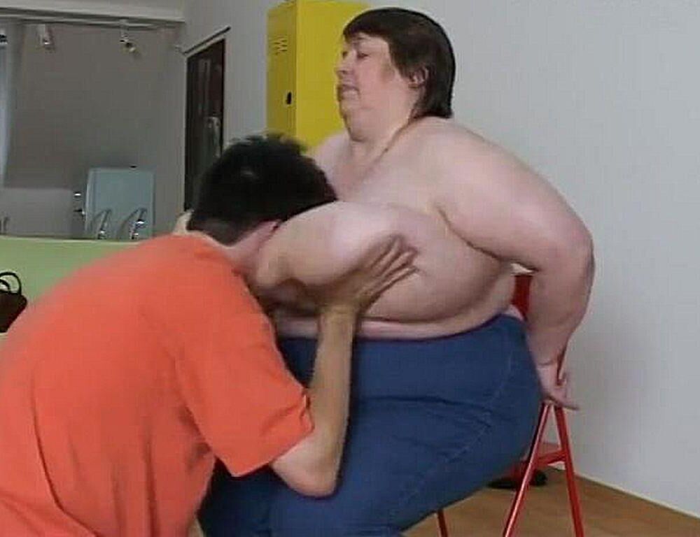 BOY ENJOYING A MATURE LADY\'S HUGE BOSOMS
