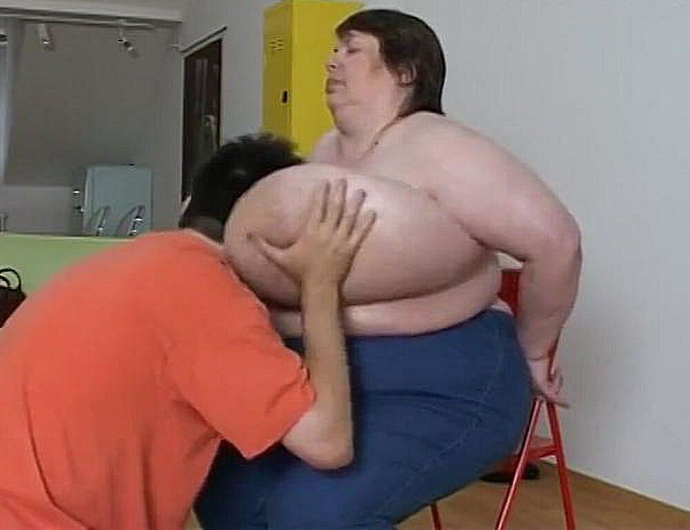BOY ENJOYING A MATURE LADY\'S HUGE BOSOMS