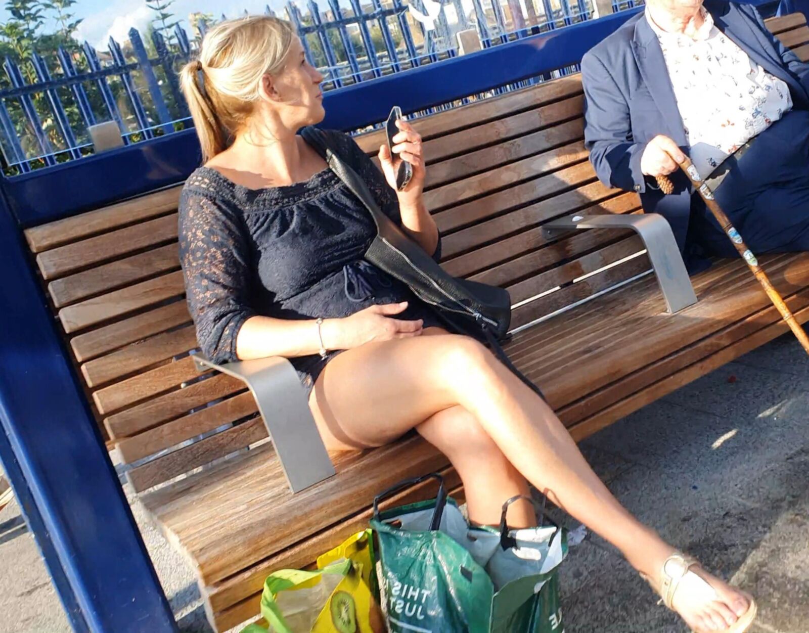 [Sincero] rubio milf hace alarde de piernas largas