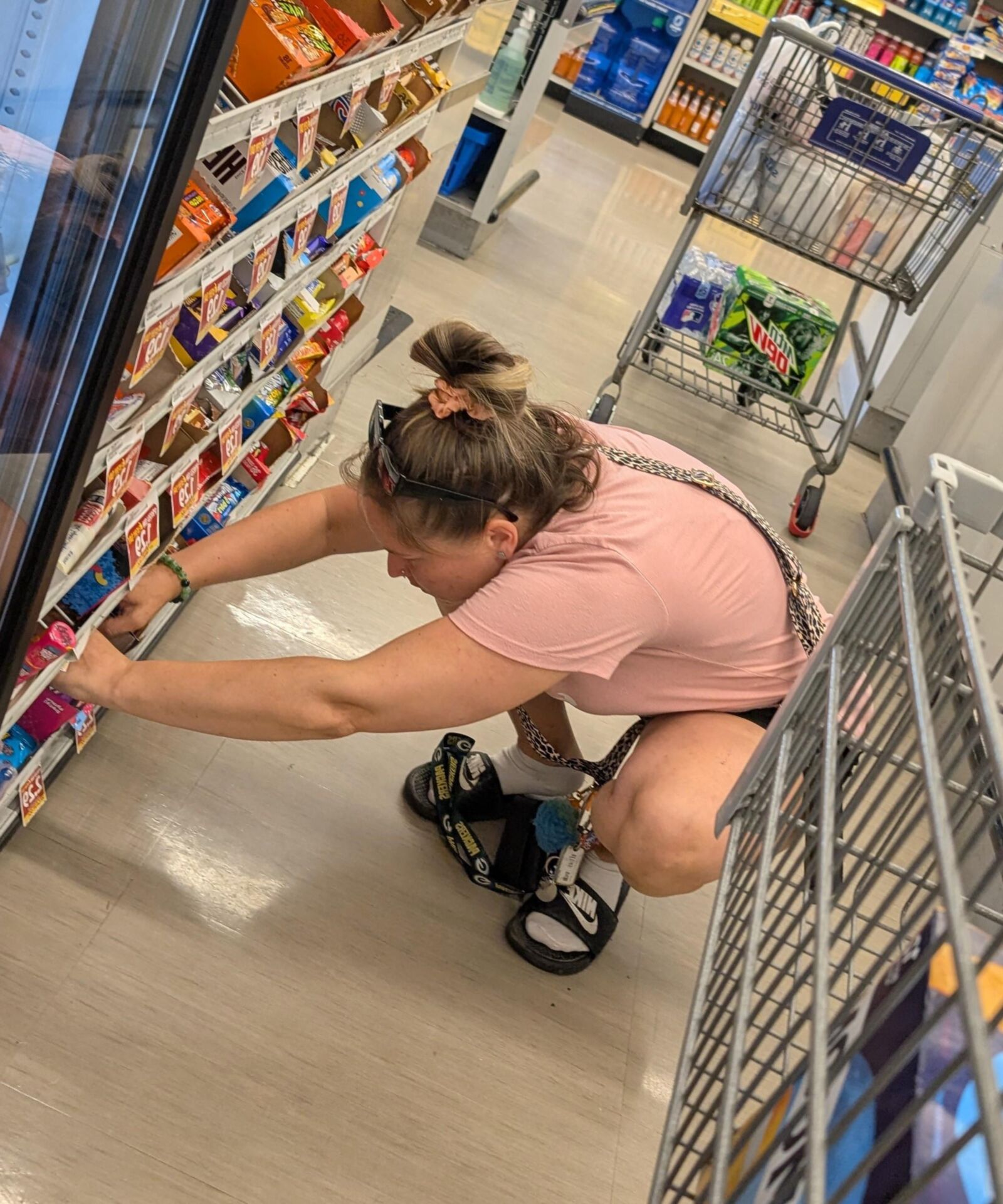 Awesome legs milf shopper