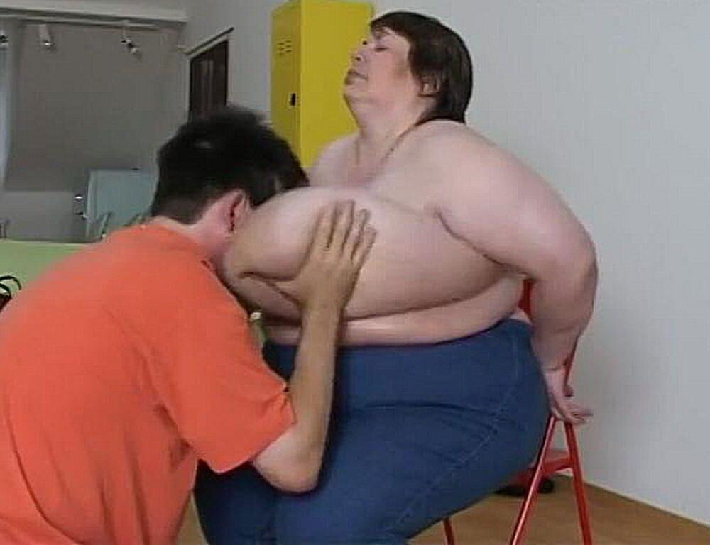 BOY ENJOYING A MATURE LADY\'S HUGE BOSOMS