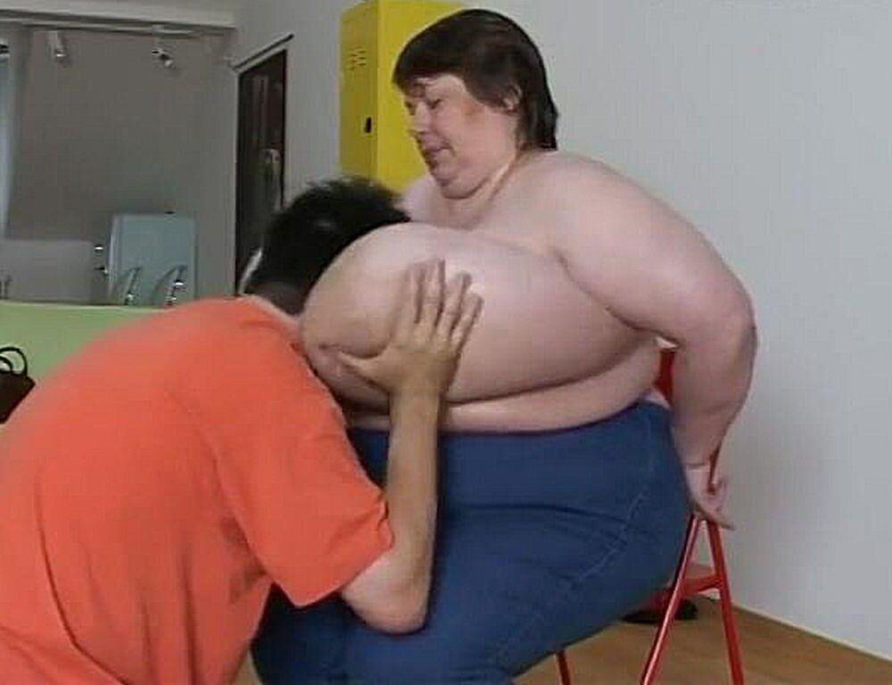 BOY ENJOYING A MATURE LADY\'S HUGE BOSOMS