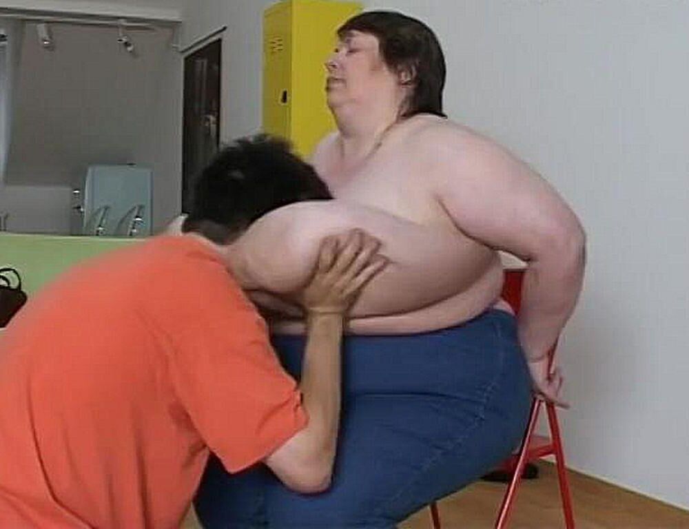 BOY ENJOYING A MATURE LADY\'S HUGE BOSOMS