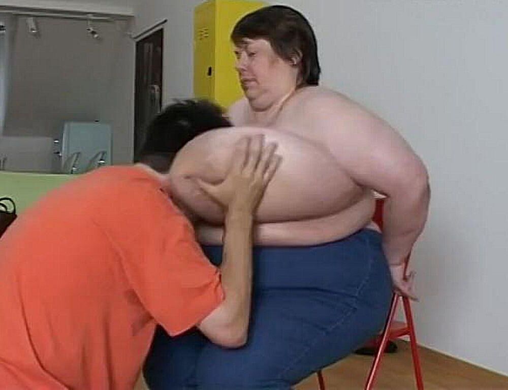 BOY ENJOYING A MATURE LADY\'S HUGE BOSOMS