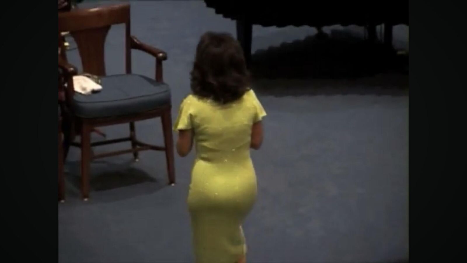 Darlene Bishop Ass con un vestido ajustado