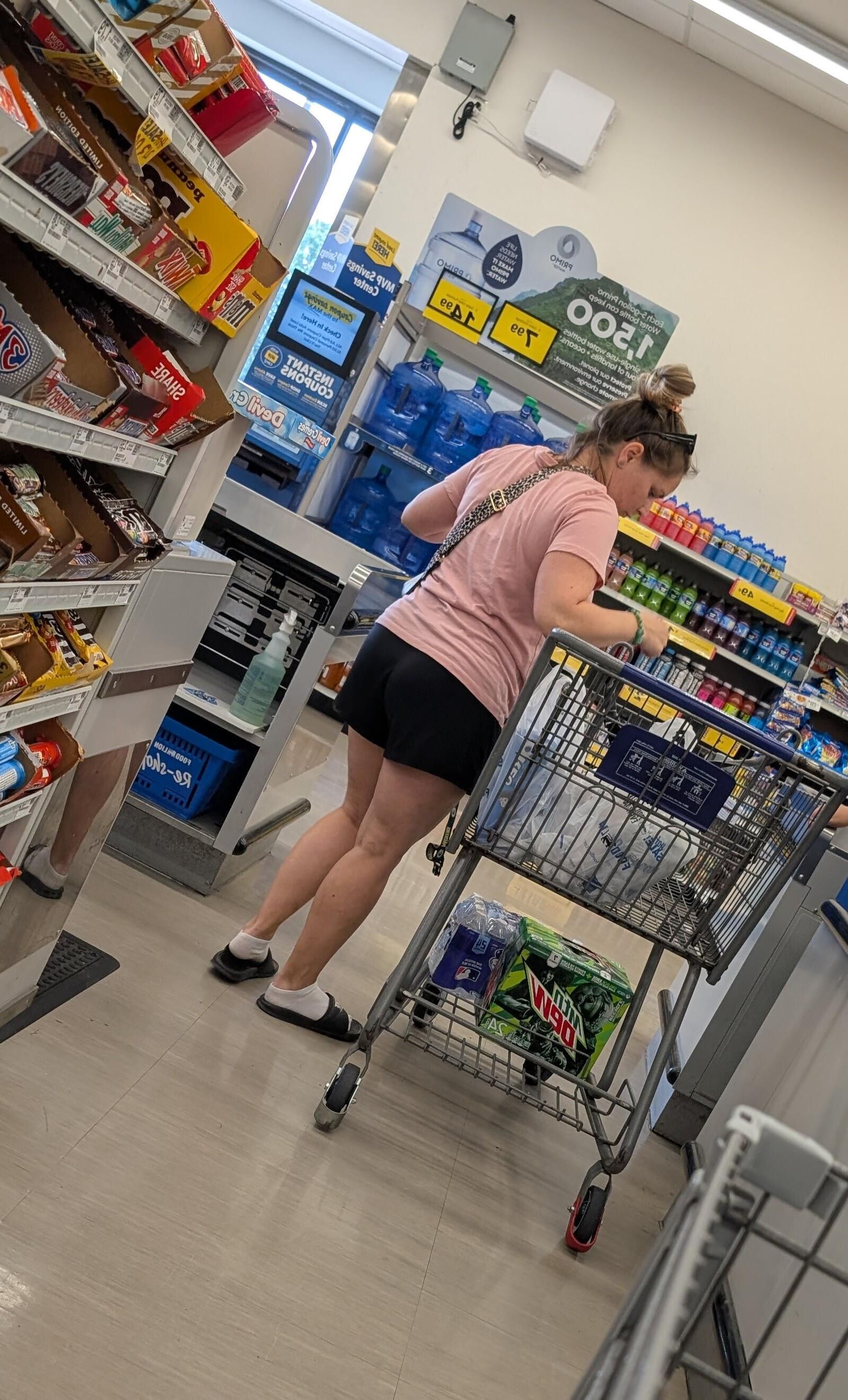 Awesome legs milf shopper
