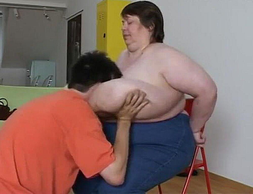 BOY ENJOYING A MATURE LADY\'S HUGE BOSOMS