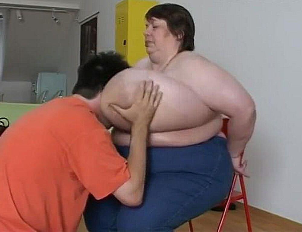 BOY ENJOYING A MATURE LADY\'S HUGE BOSOMS