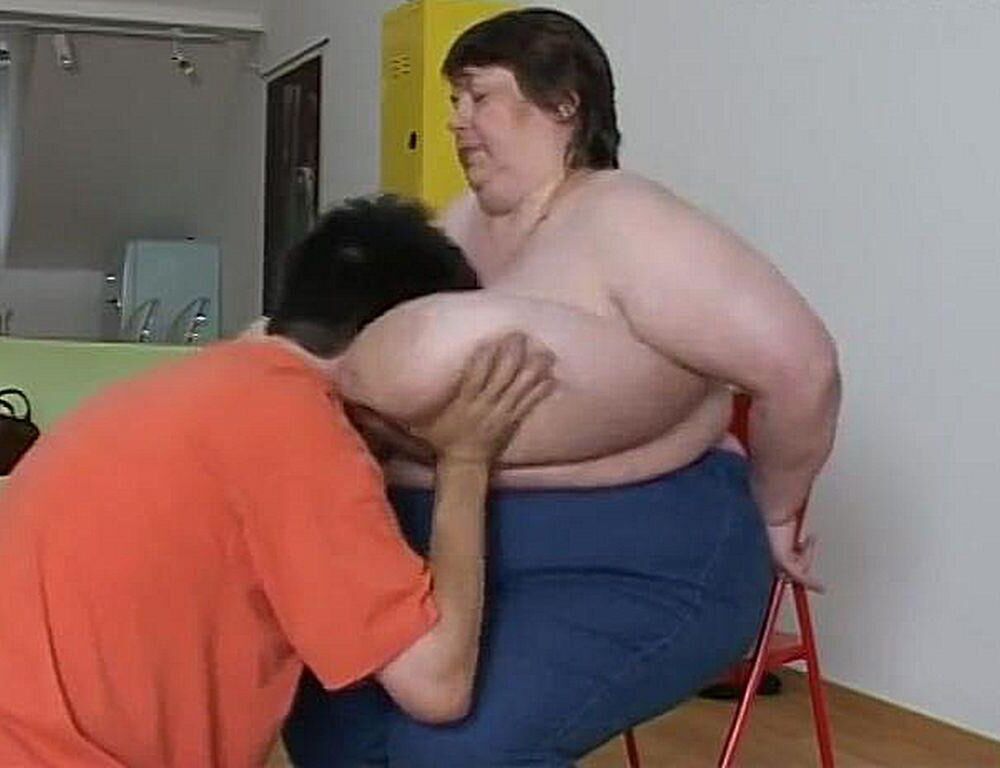 BOY ENJOYING A MATURE LADY\'S HUGE BOSOMS