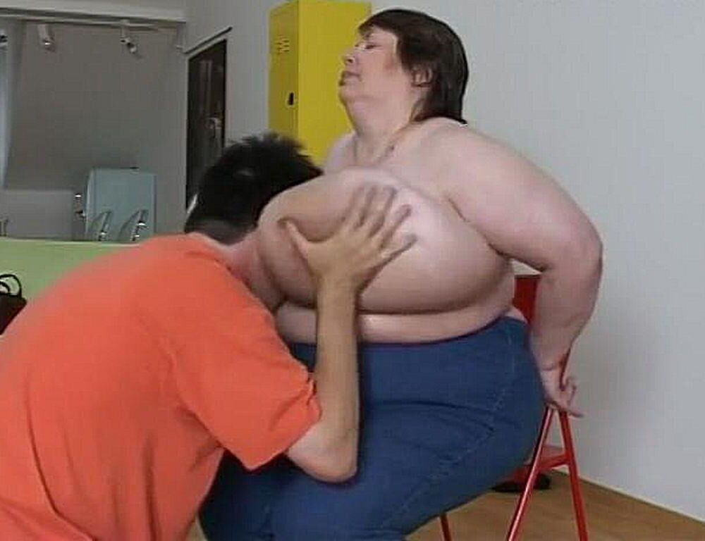 BOY ENJOYING A MATURE LADY\'S HUGE BOSOMS