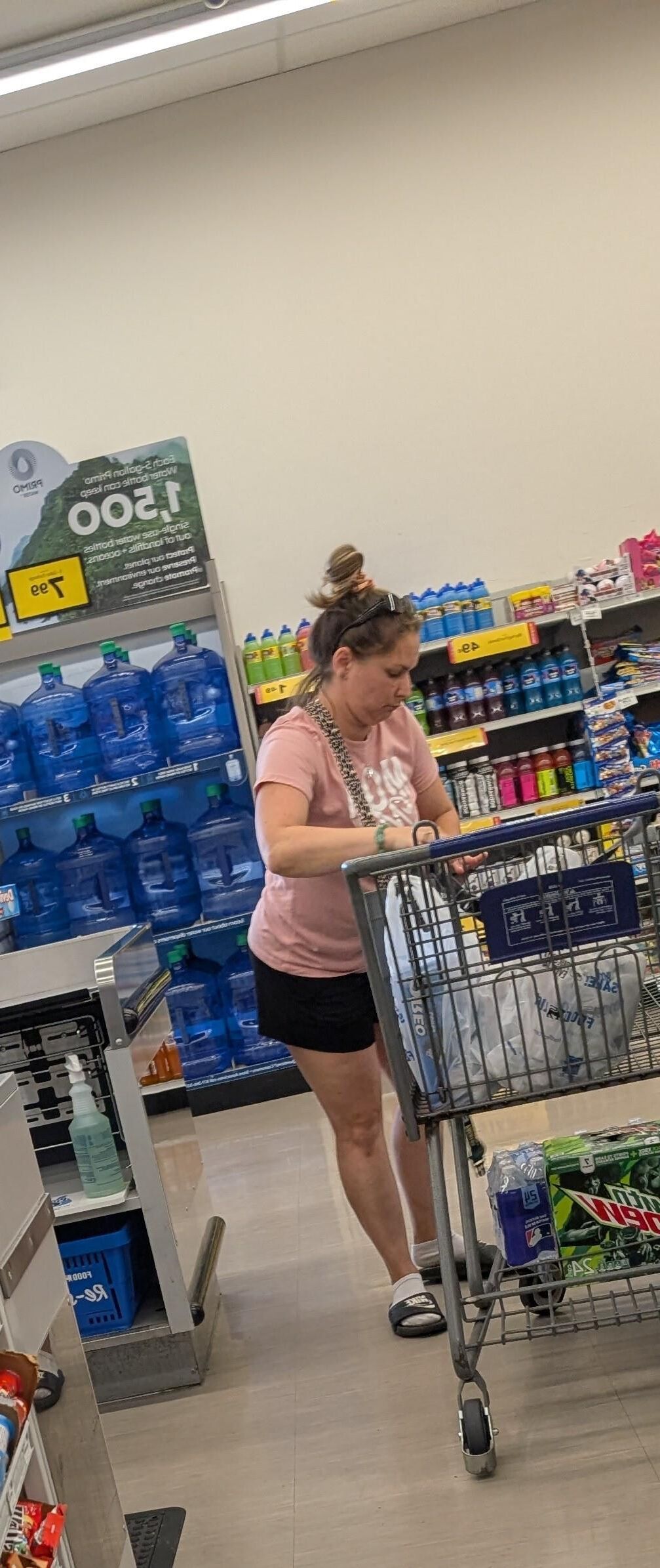 Awesome legs milf shopper