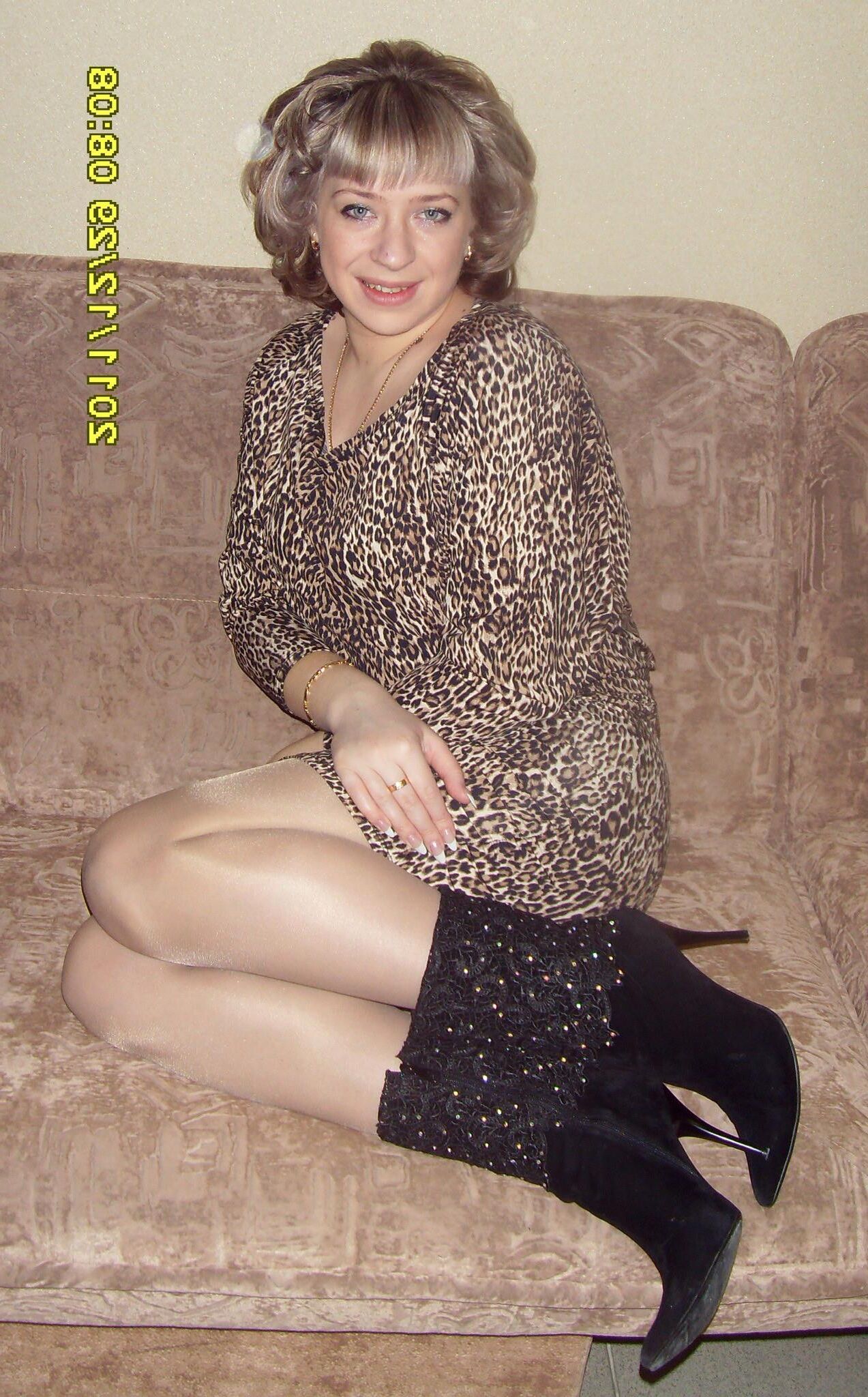 . Women fully dressed. No nudes!