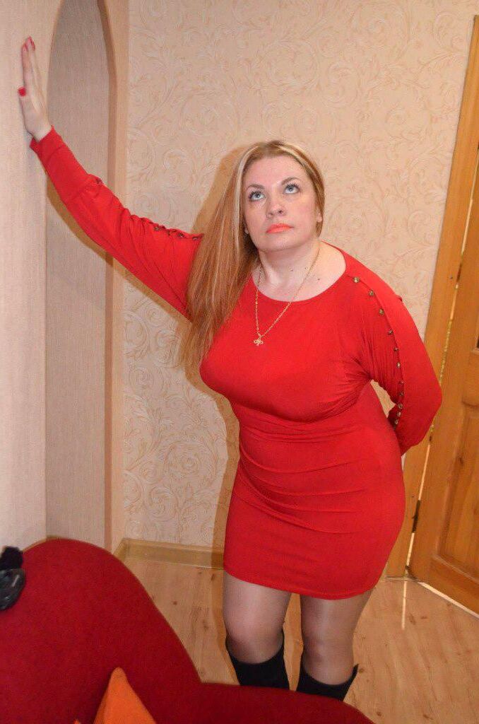 . Women fully dressed. No nudes!