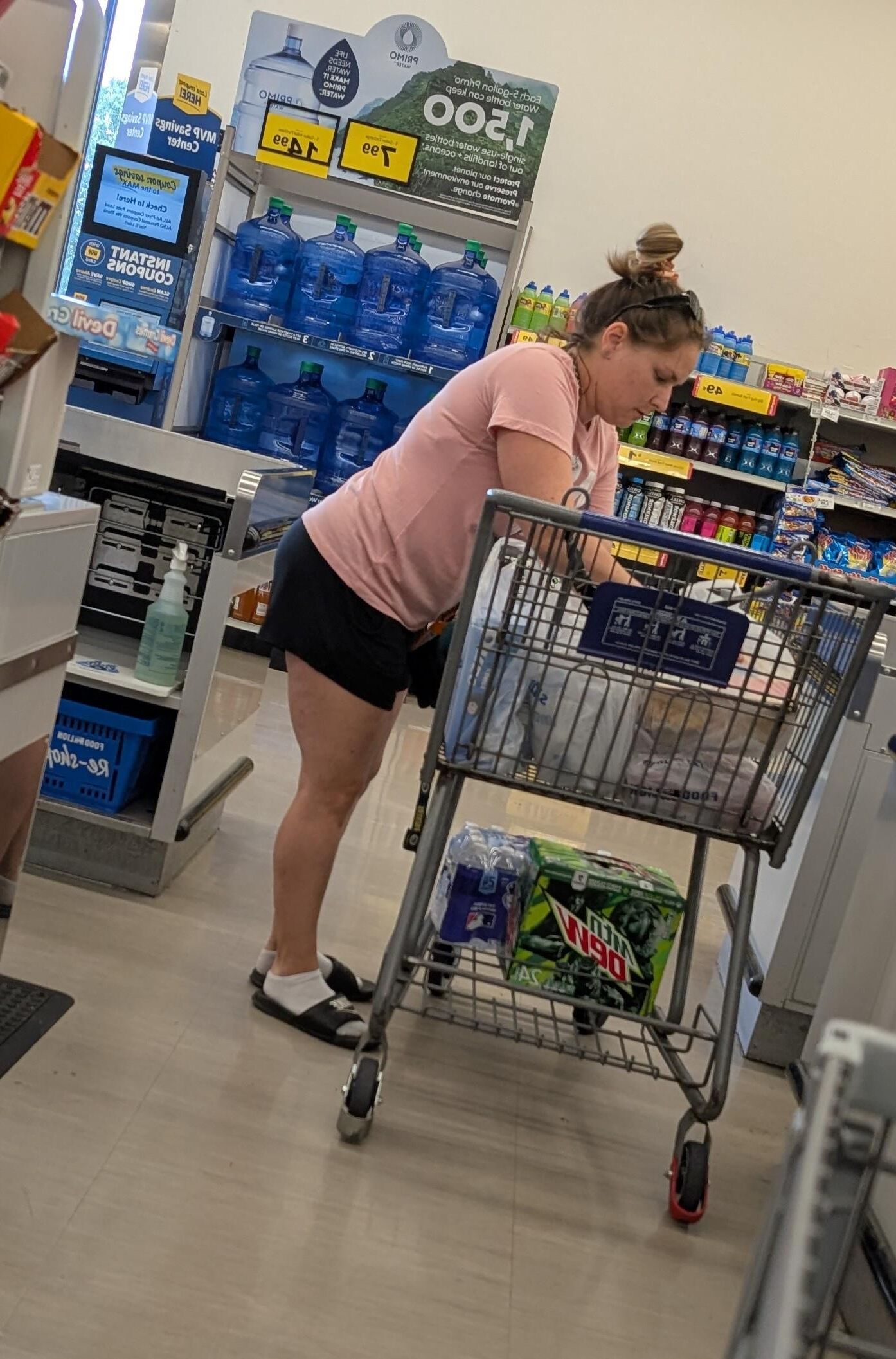 Awesome legs milf shopper