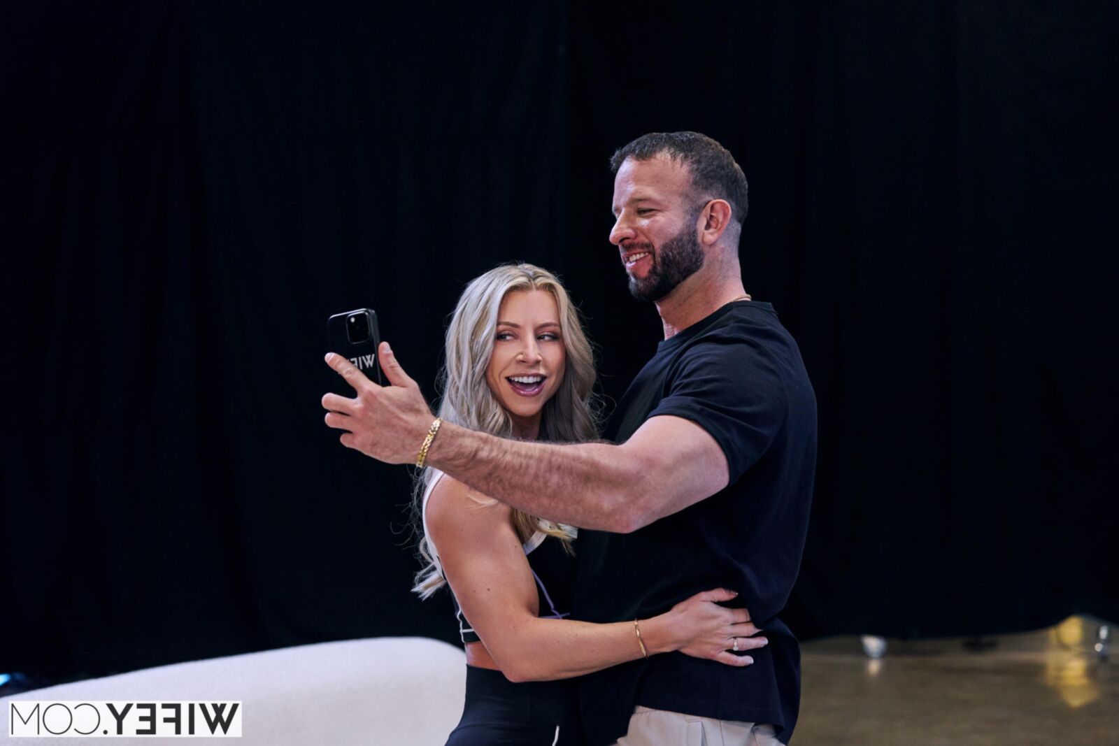 Tiffani Zeit Sie fit blonde Hotwife bekommt BBC -Füllung