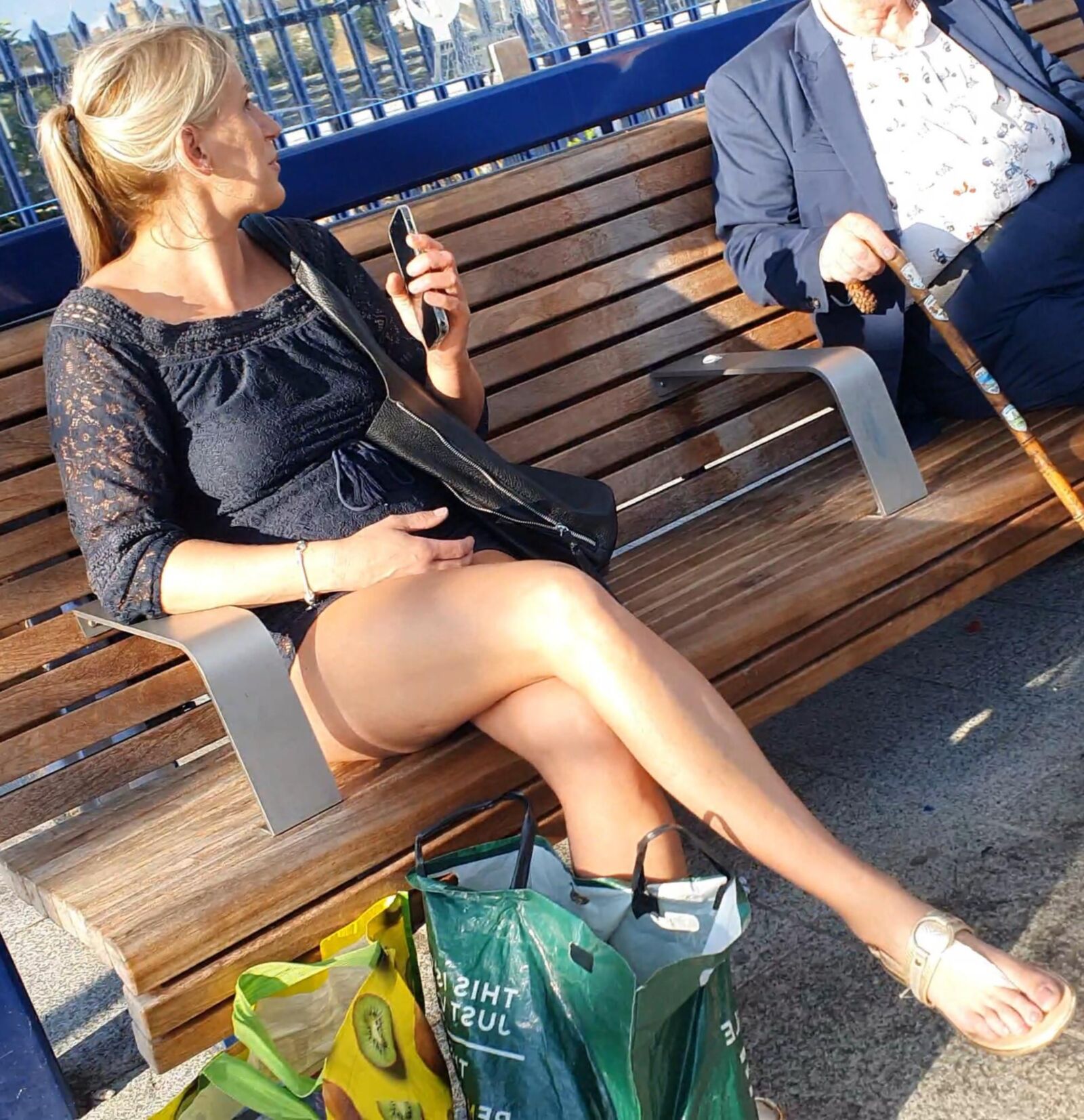 [Sincero] rubio milf hace alarde de piernas largas
