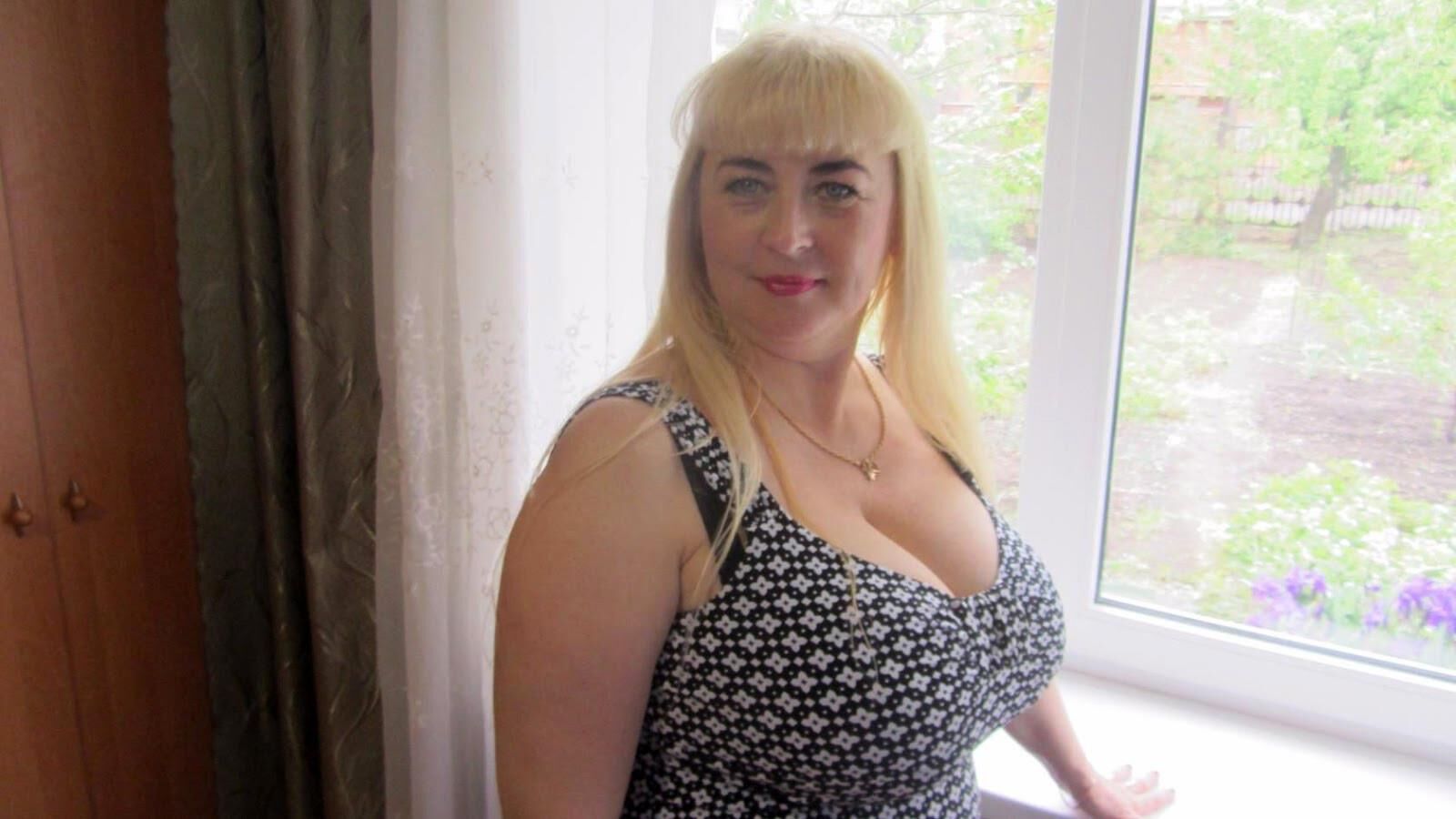. Women fully dressed. No nudes!