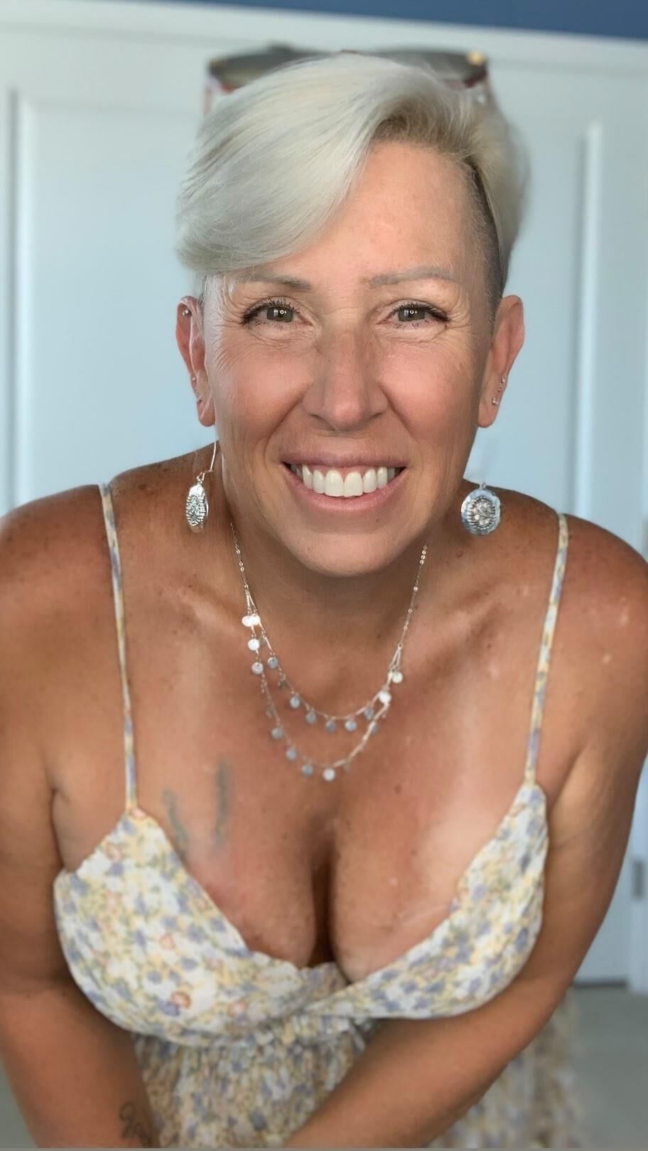 Sexy madura en los vestidos