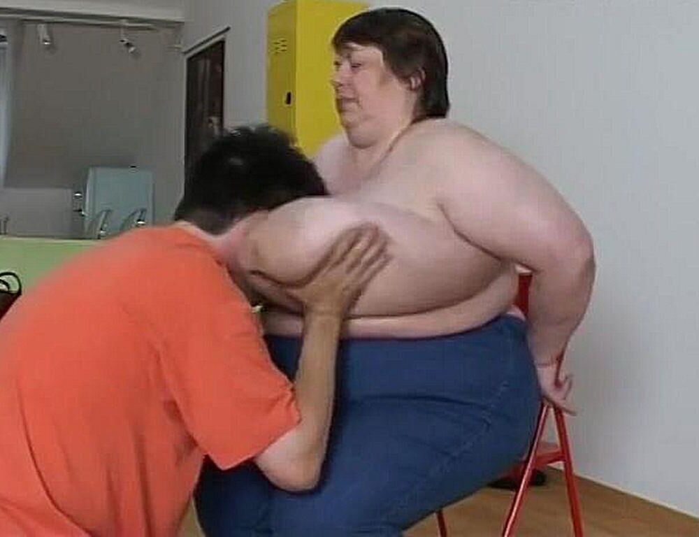 BOY ENJOYING A MATURE LADY\'S HUGE BOSOMS