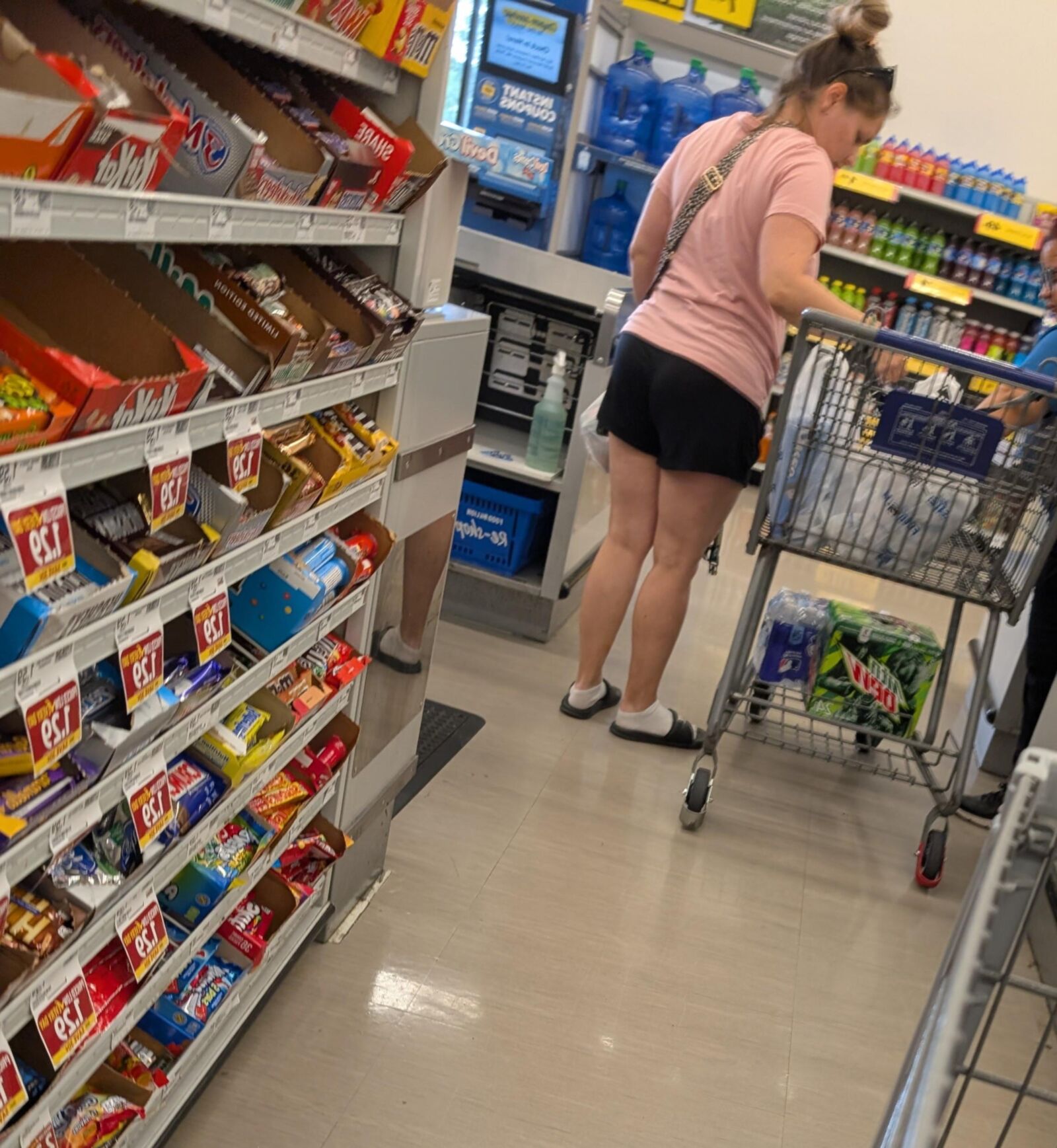 Awesome legs milf shopper