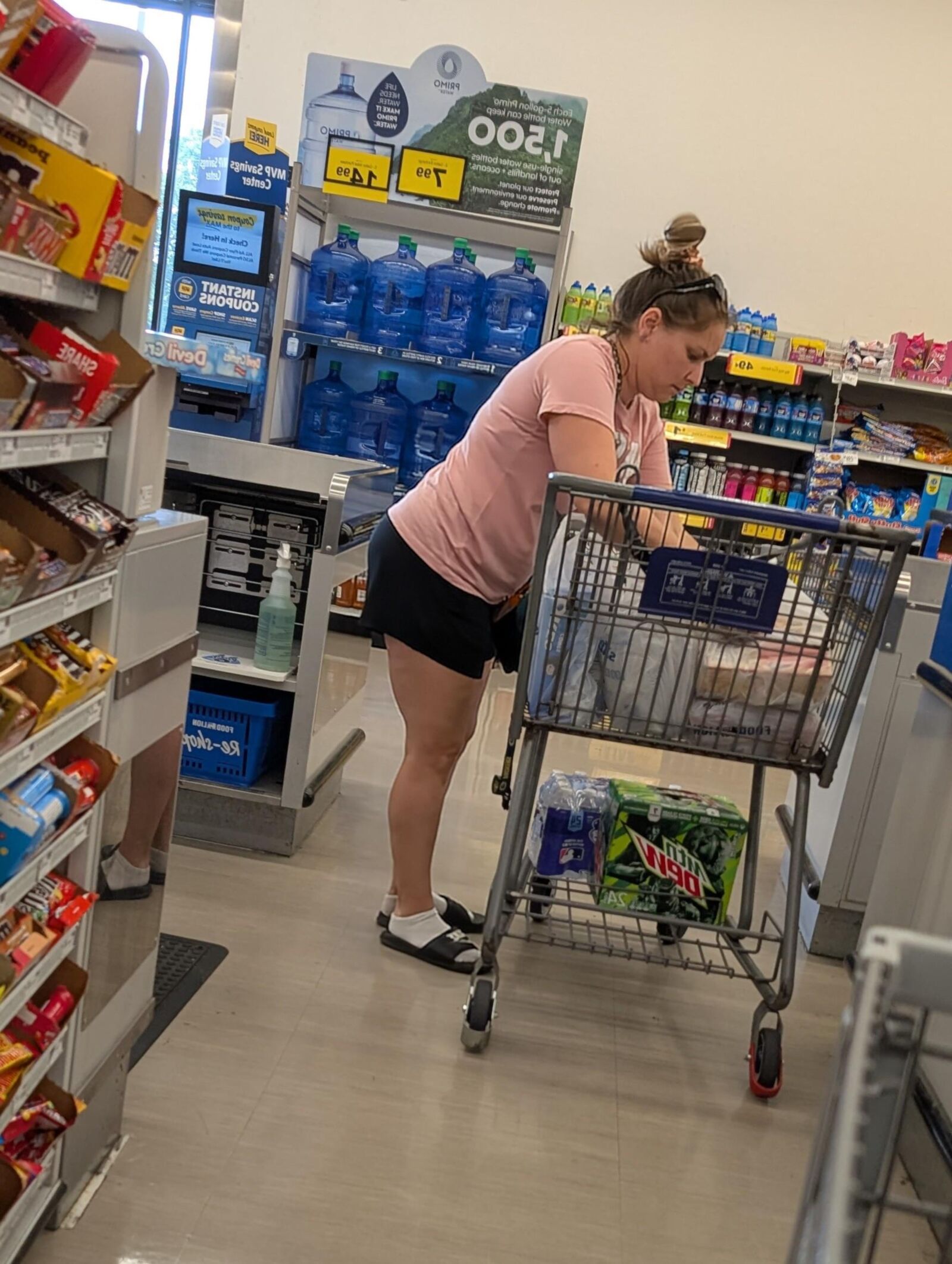 Awesome legs milf shopper