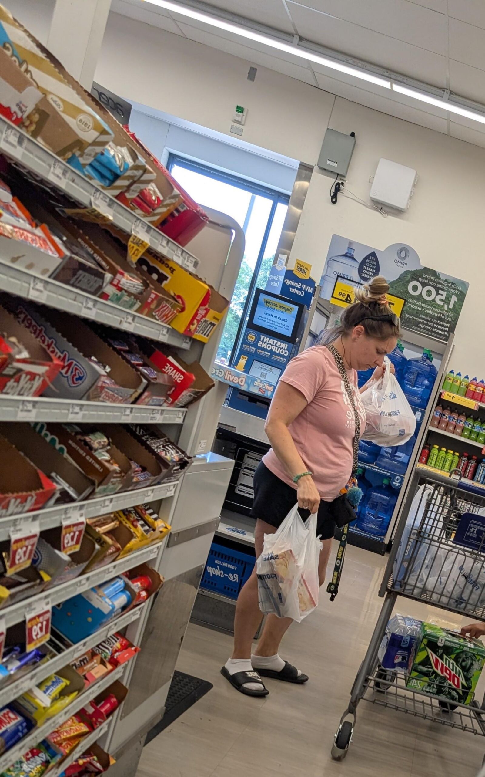 Awesome legs milf shopper