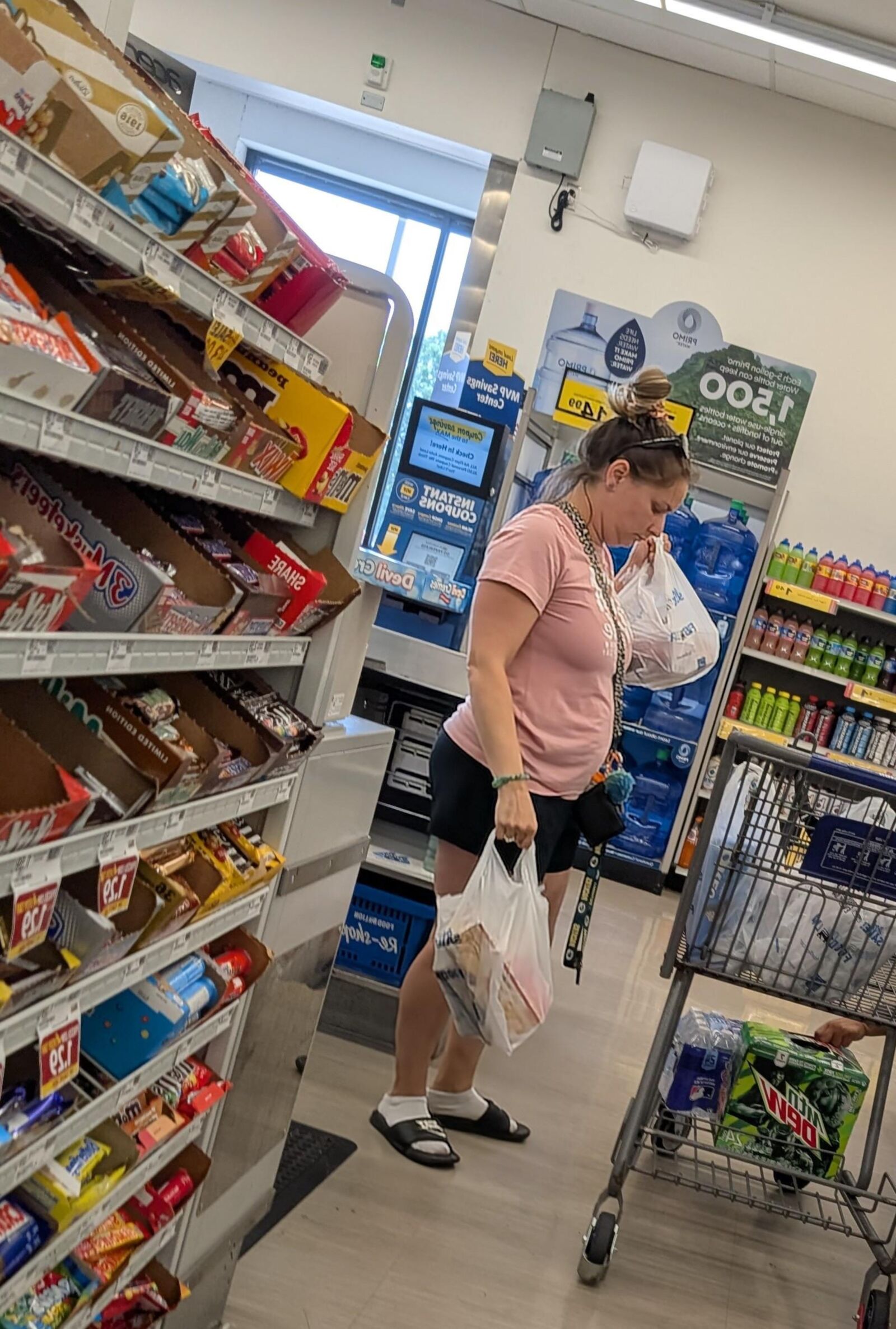 Awesome legs milf shopper