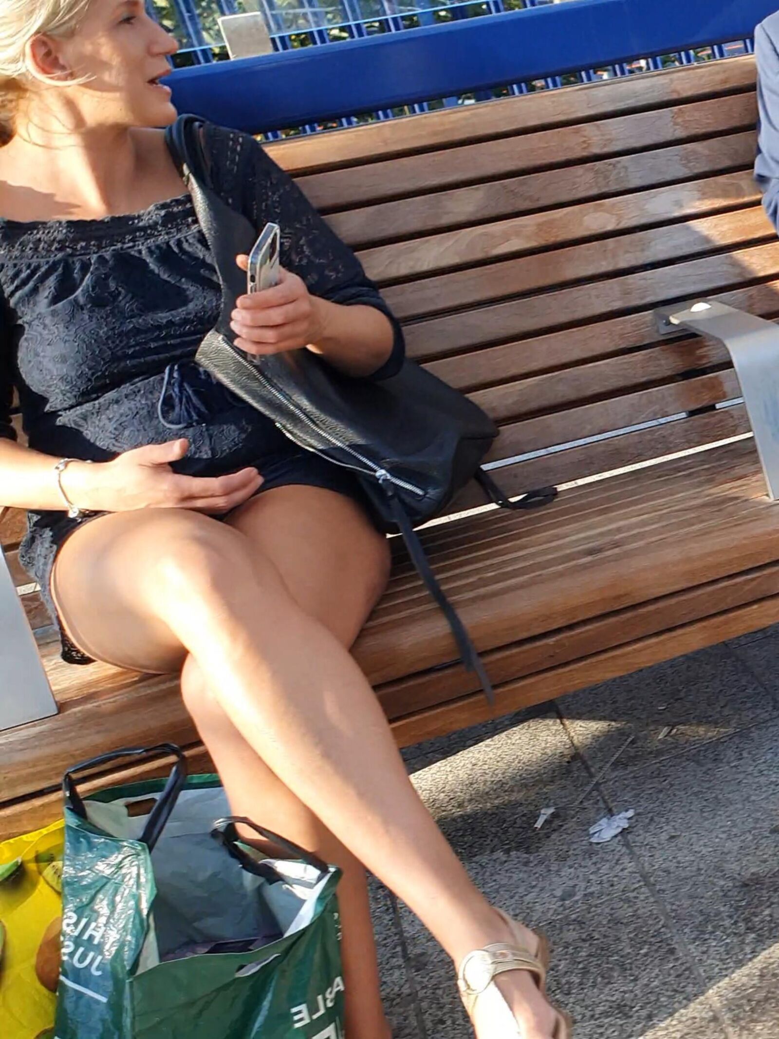 [Sincero] rubio milf hace alarde de piernas largas