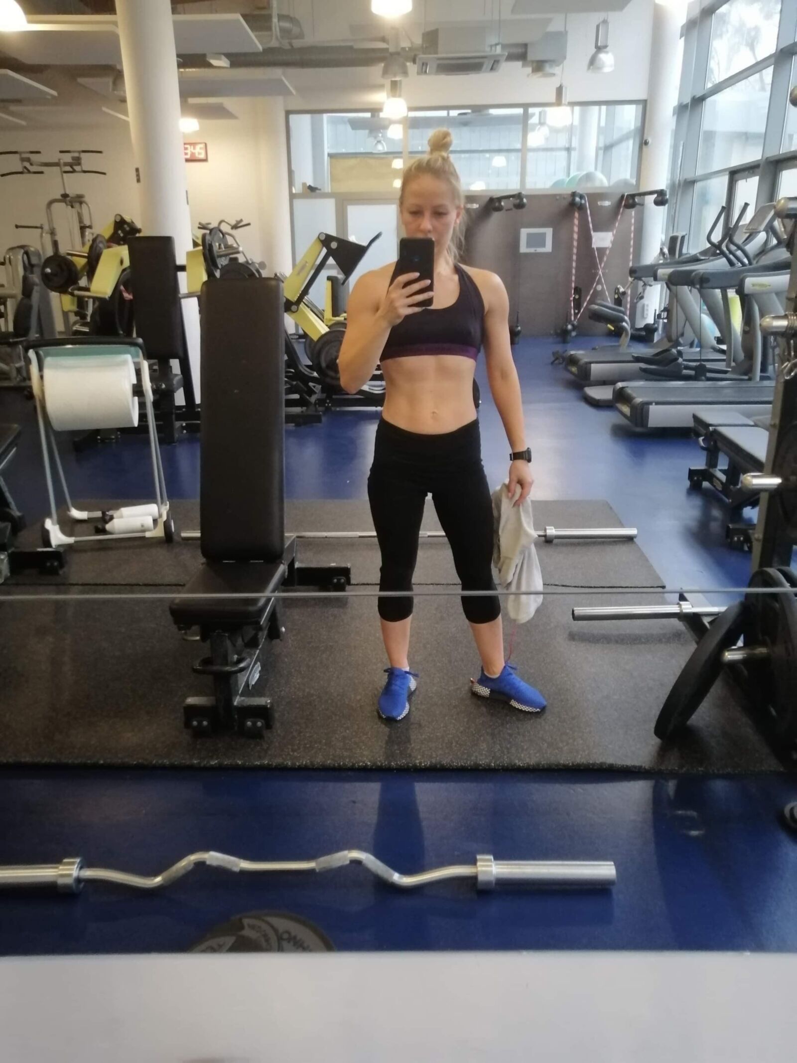 Sexy rubia milf con pequeñas tetas