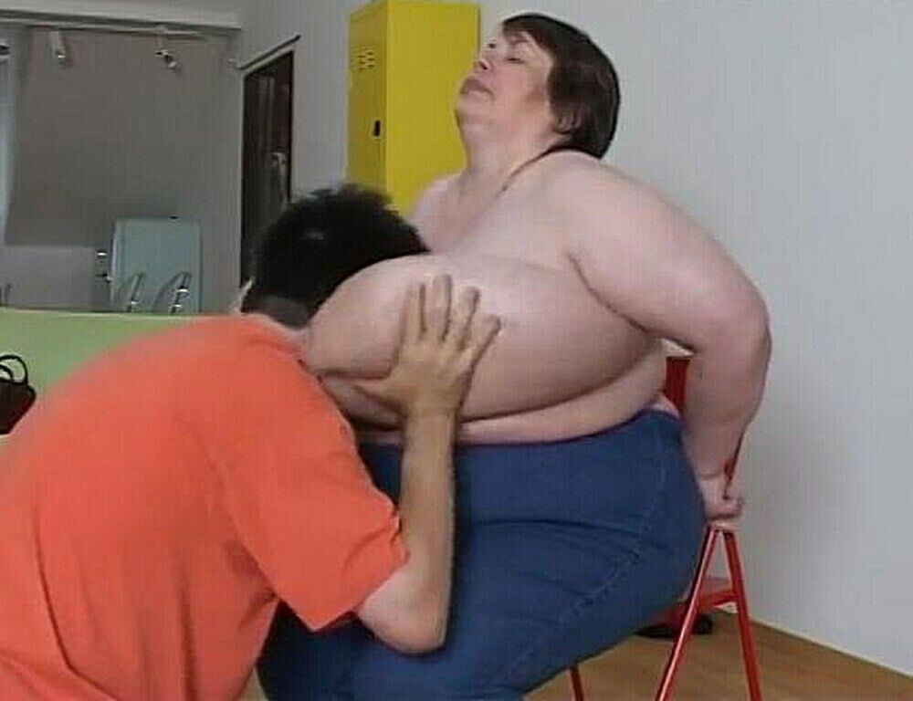 BOY ENJOYING A MATURE LADY\'S HUGE BOSOMS