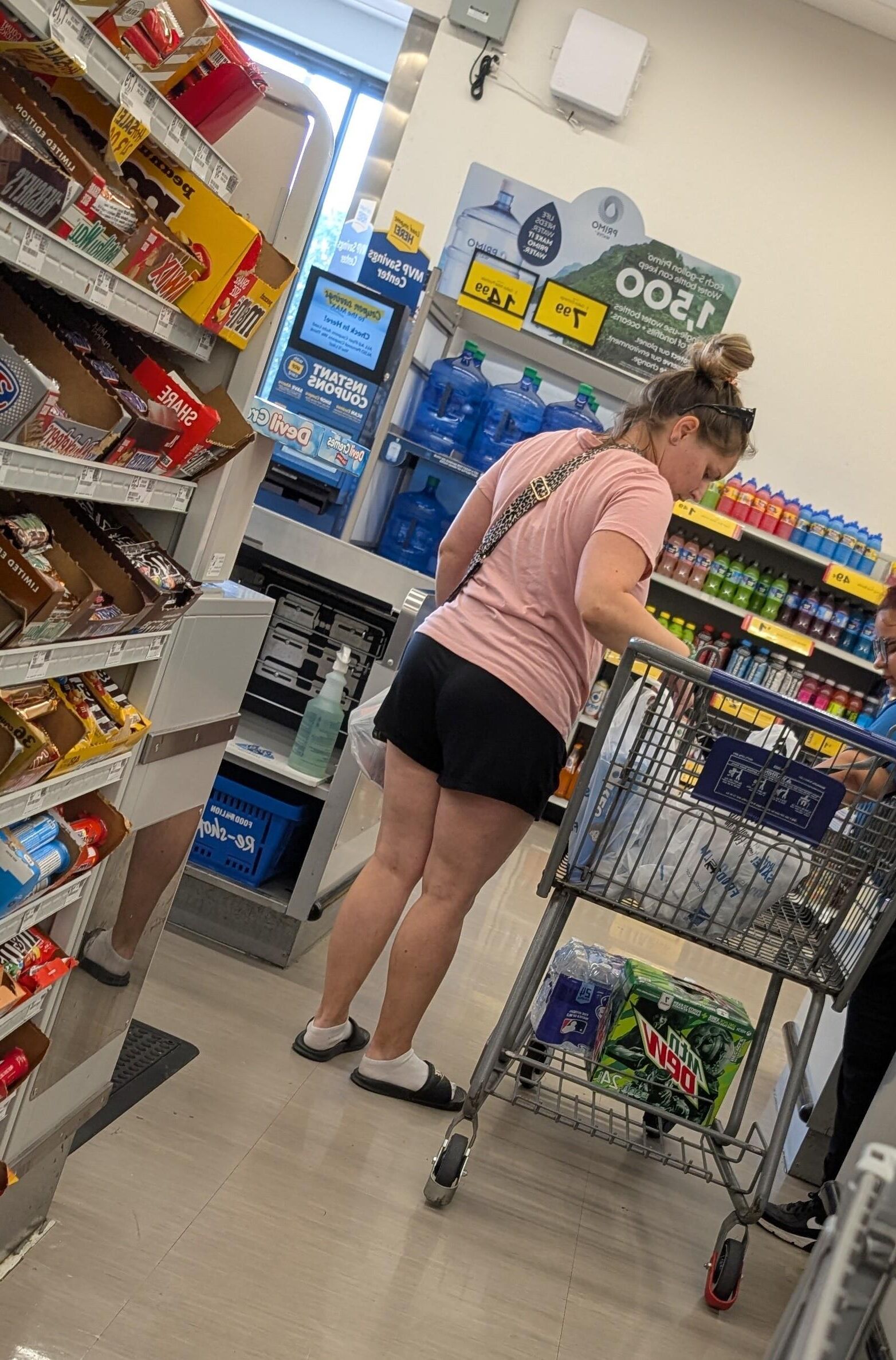 Awesome legs milf shopper