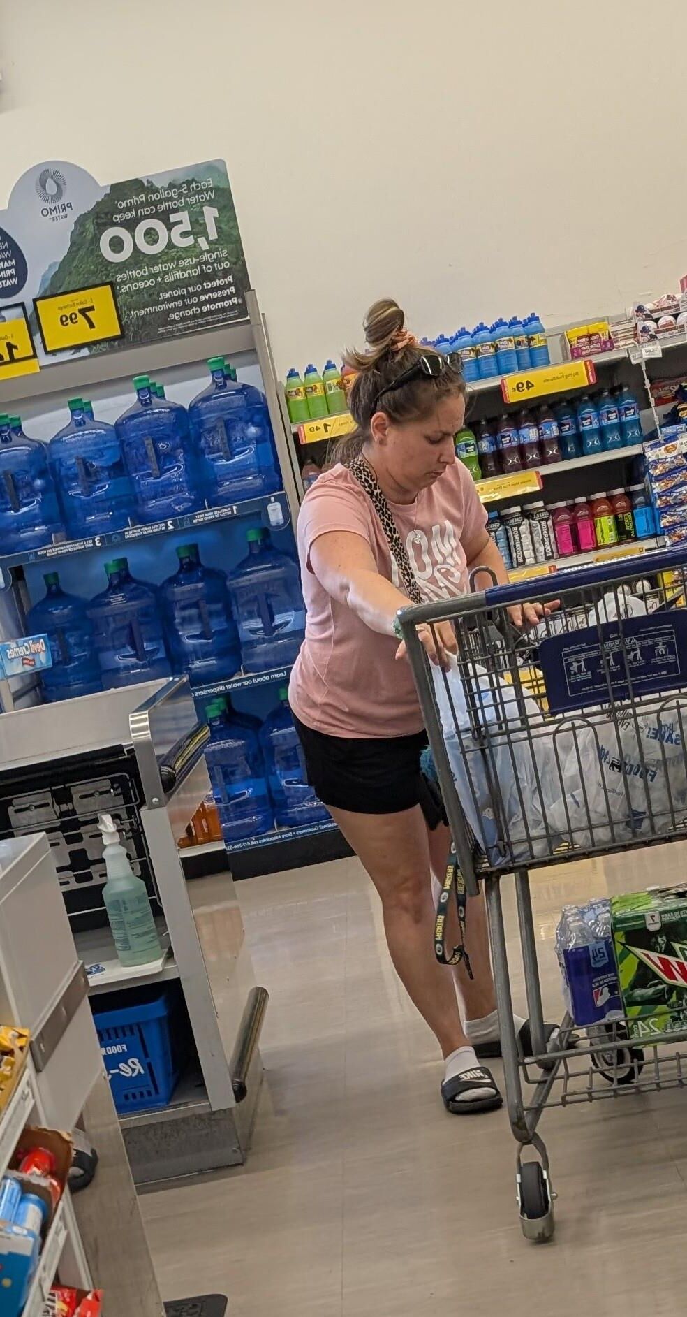 Awesome legs milf shopper