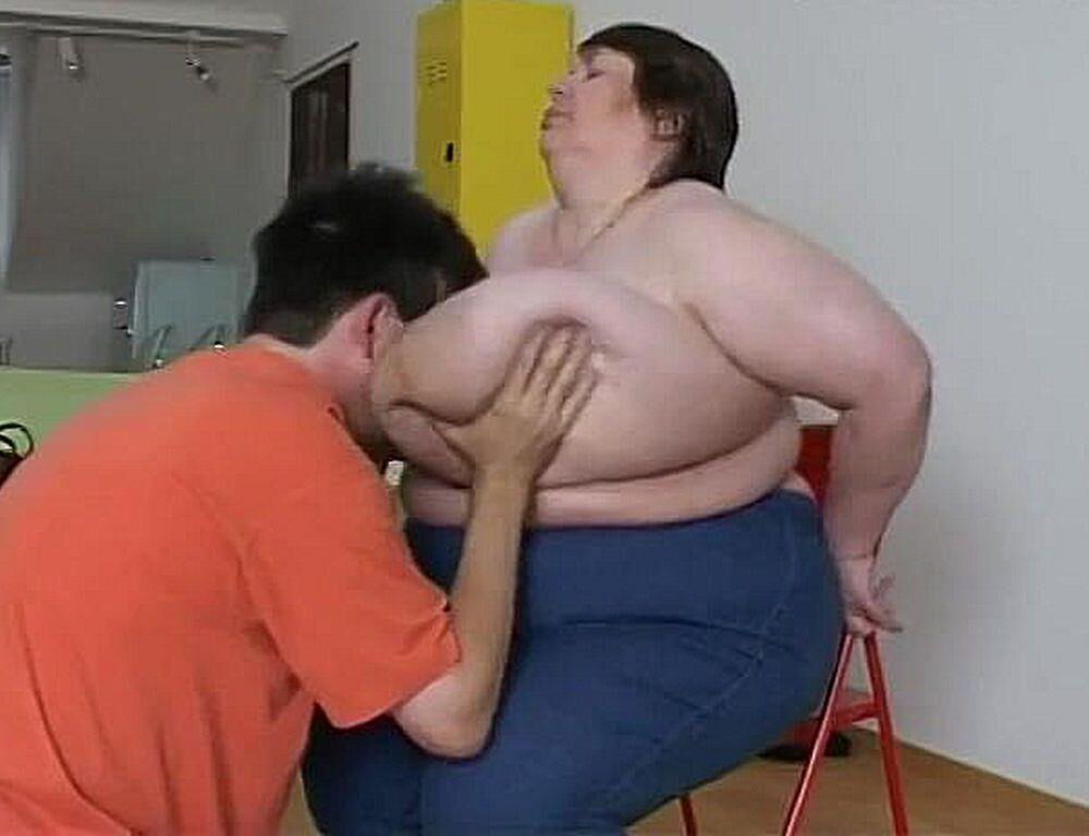 BOY ENJOYING A MATURE LADY\'S HUGE BOSOMS
