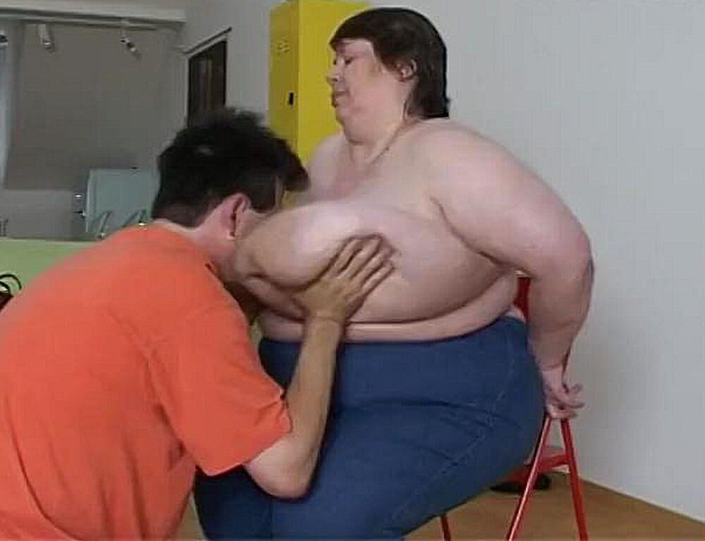 BOY ENJOYING A MATURE LADY\'S HUGE BOSOMS